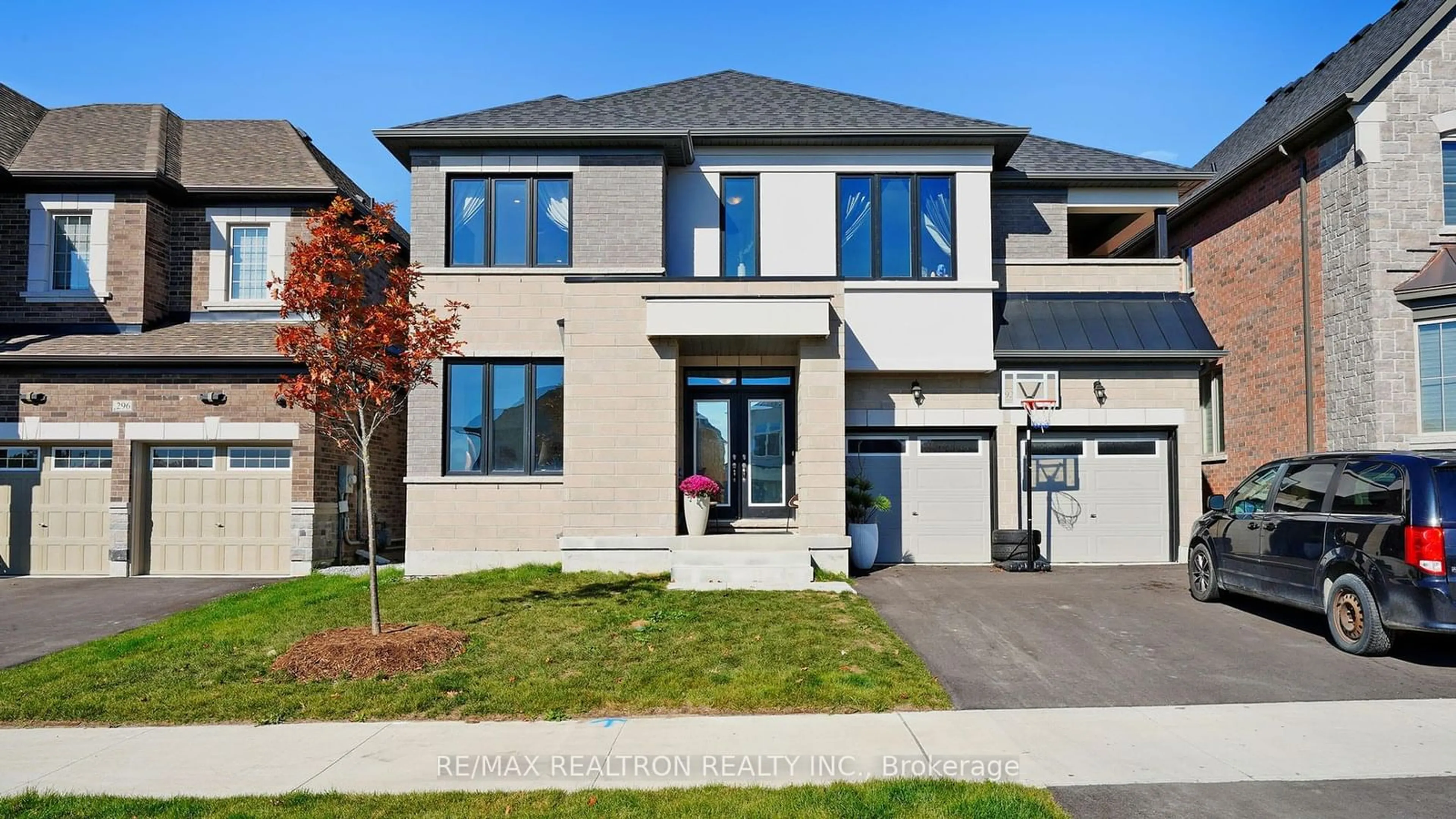 Frontside or backside of a home, the street view for 292 Ben Sinclair Ave, East Gwillimbury Ontario L9N 0Z1