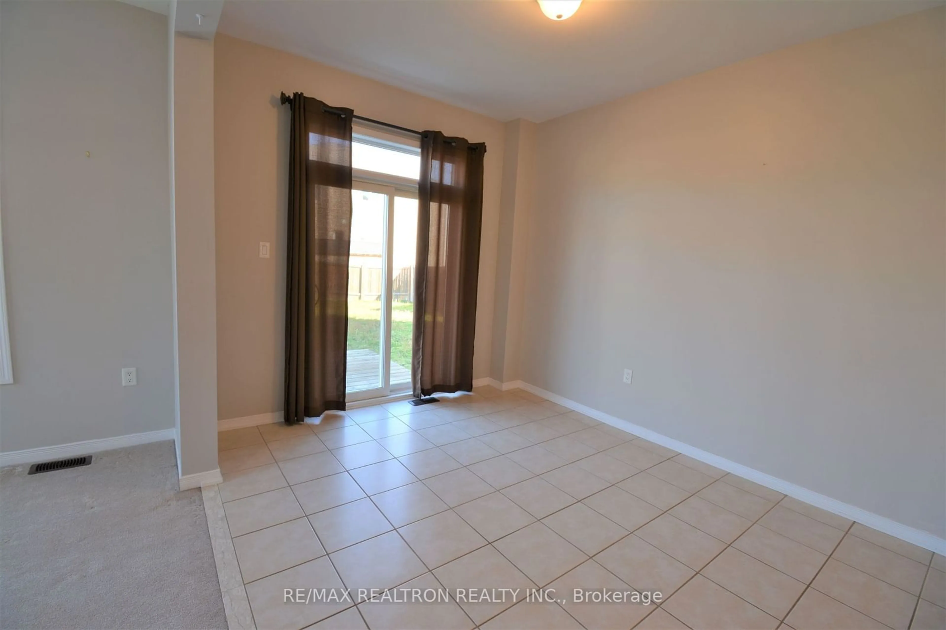 Indoor entryway, carpet floors for 351 Rannie Rd, Newmarket Ontario L3X 2N2