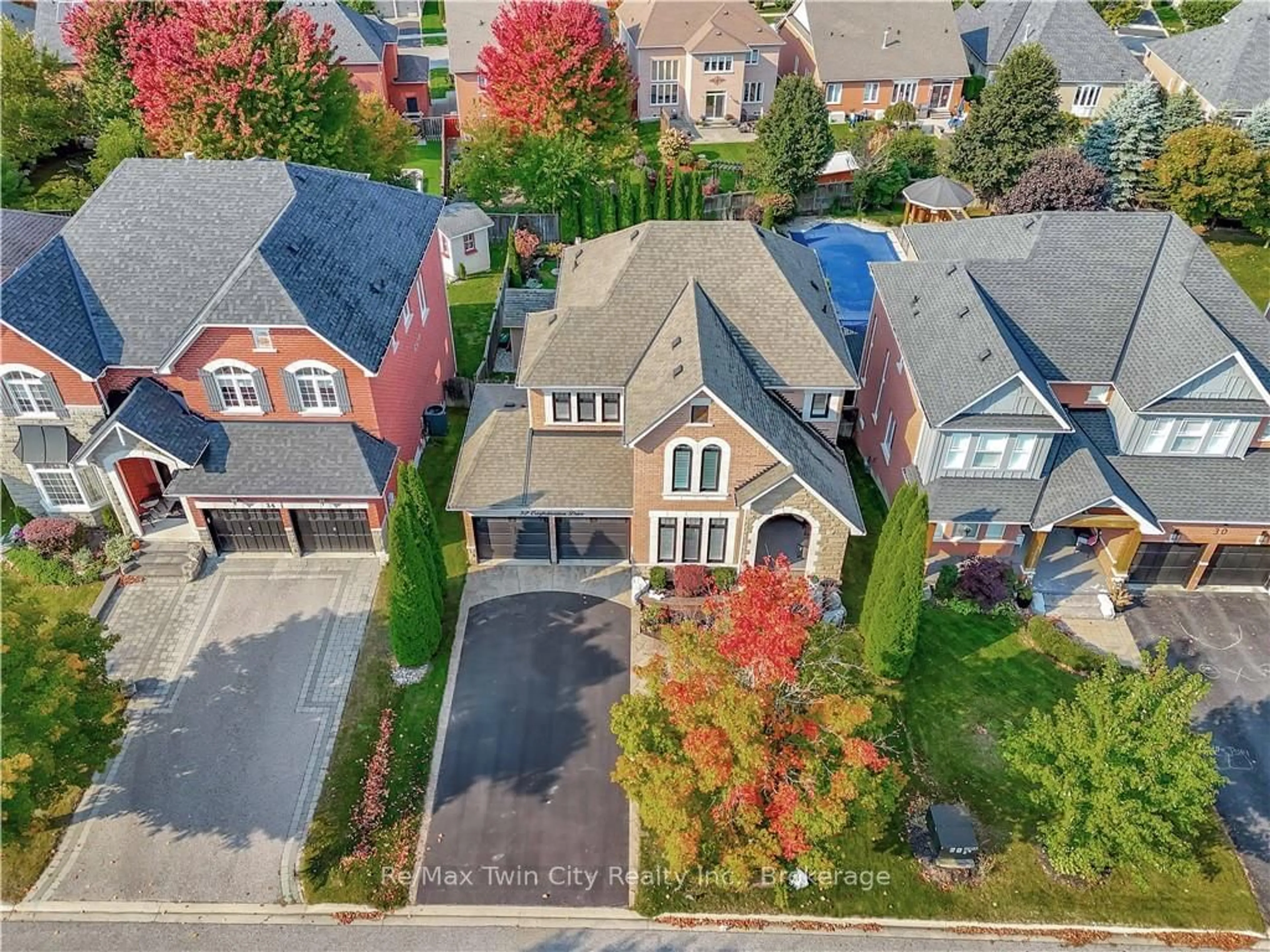 Frontside or backside of a home, the street view for 32 Confederation Dr, Uxbridge Ontario L9P 1Z5