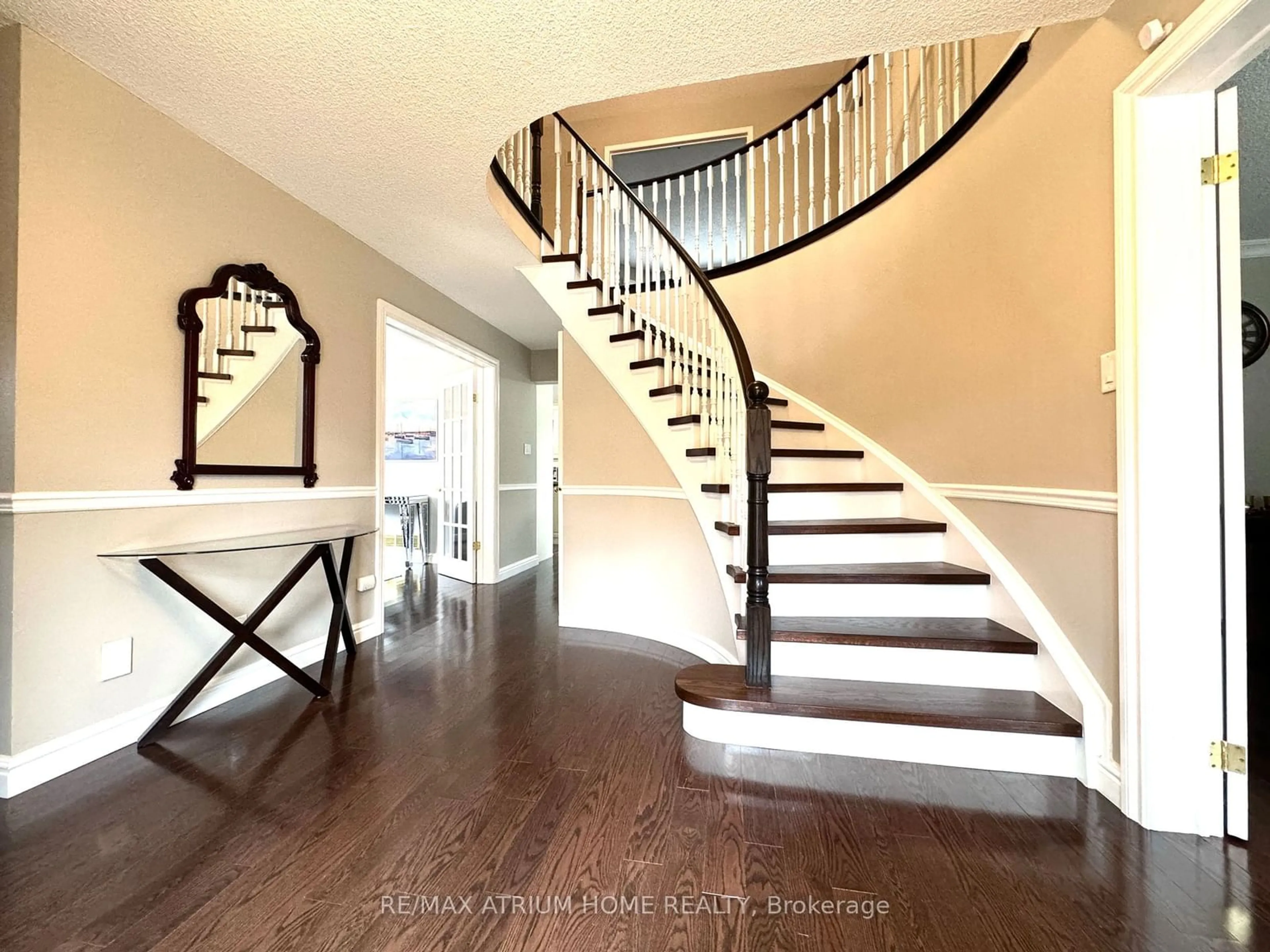 Indoor entryway, wood floors for 52 Chartwell Cres, Georgina Ontario L4P 3N8