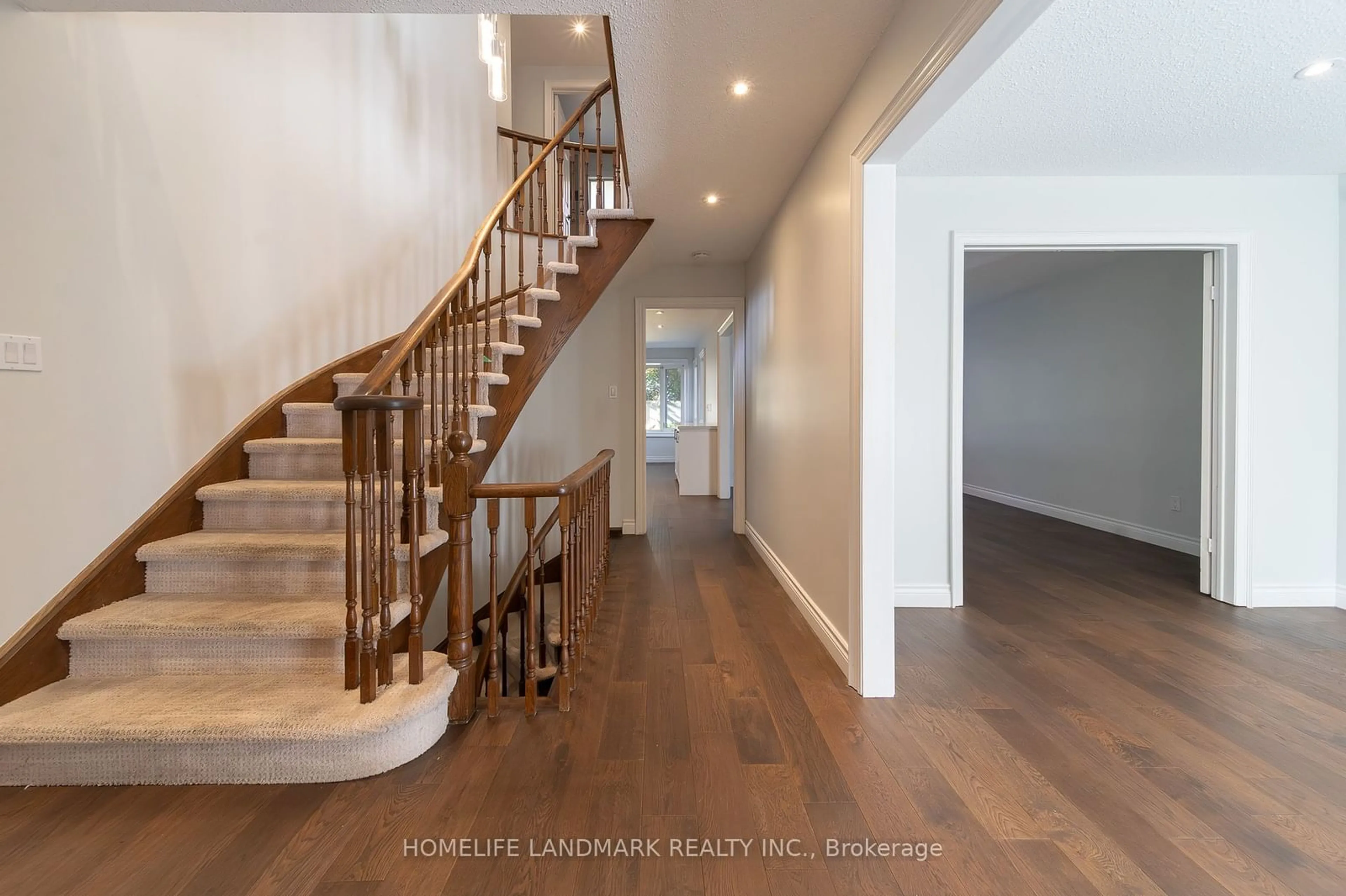 Indoor entryway, wood floors for 92 Huntington Park Dr, Markham Ontario L3T 7C9