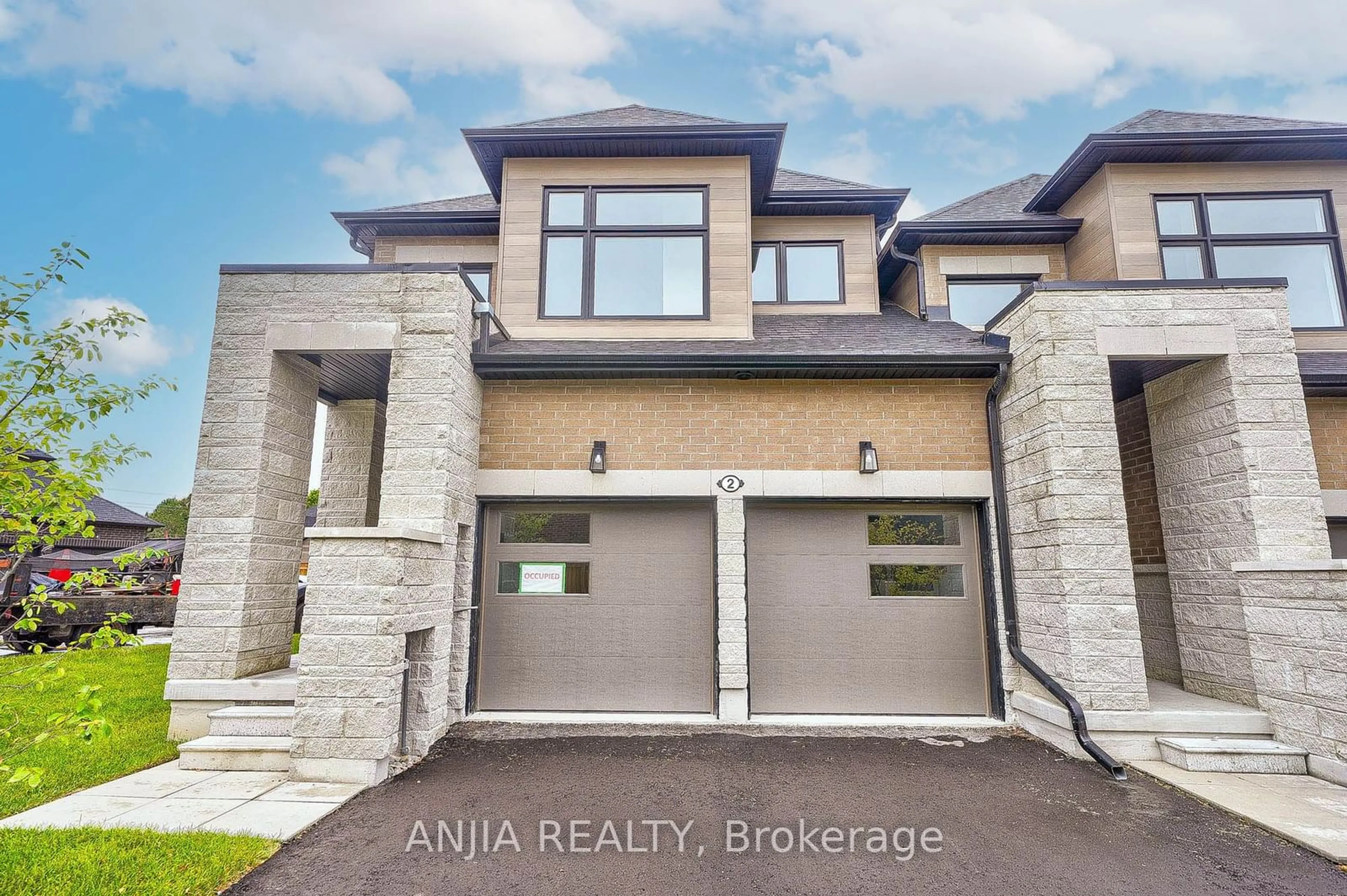 Frontside or backside of a home, the front or back of building for 2 Lois Torrance Tr, Uxbridge Ontario L9P 0R9