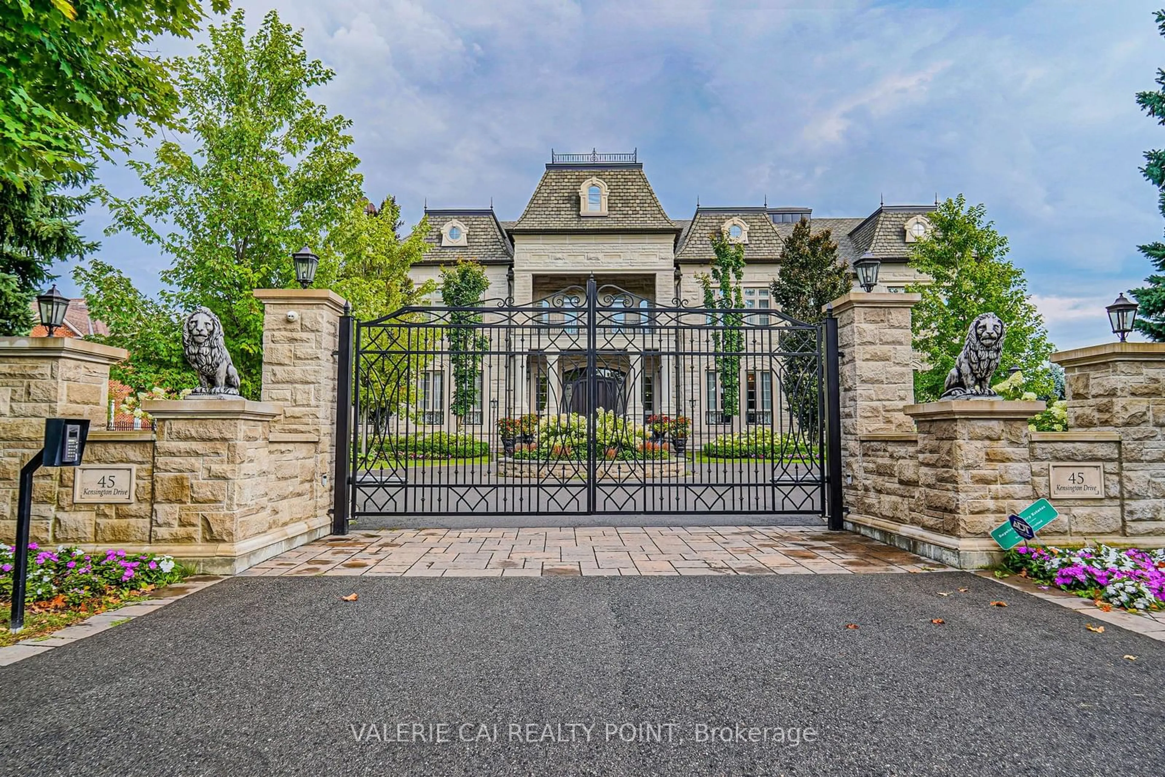 Indoor entryway, cement floor for 45 Kensington Dr, Richmond Hill Ontario L4E 3S7