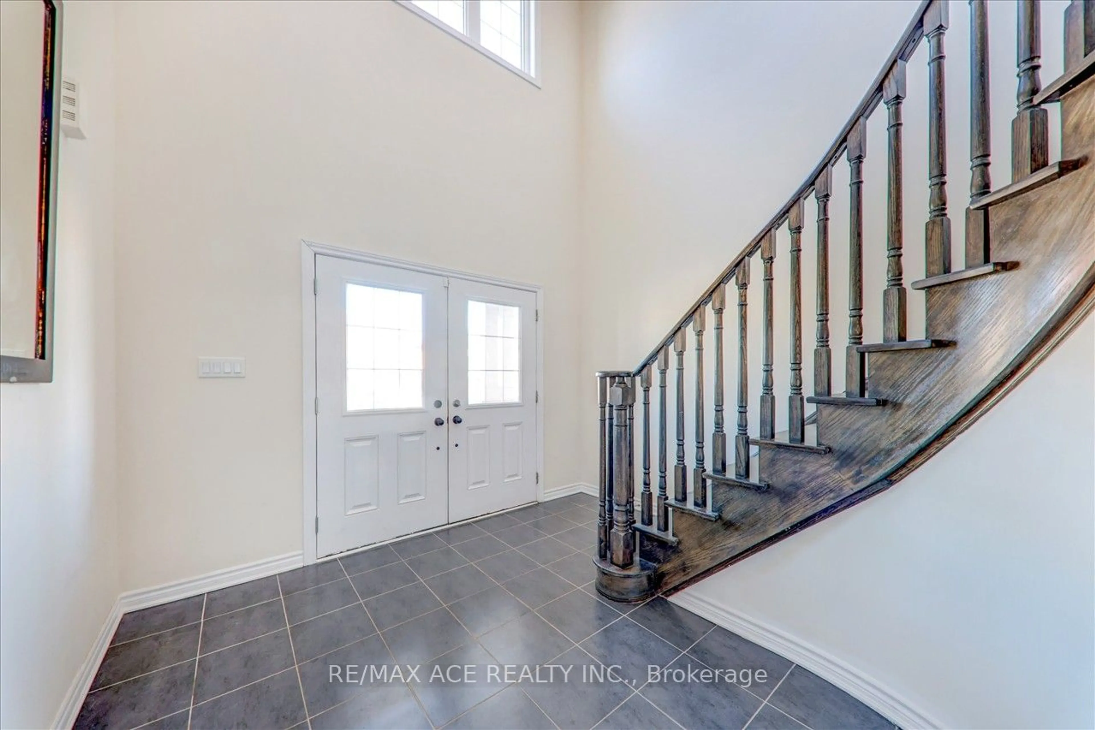 Indoor entryway, wood floors for 35 Jardine St, Brock Ontario L0K 1A0