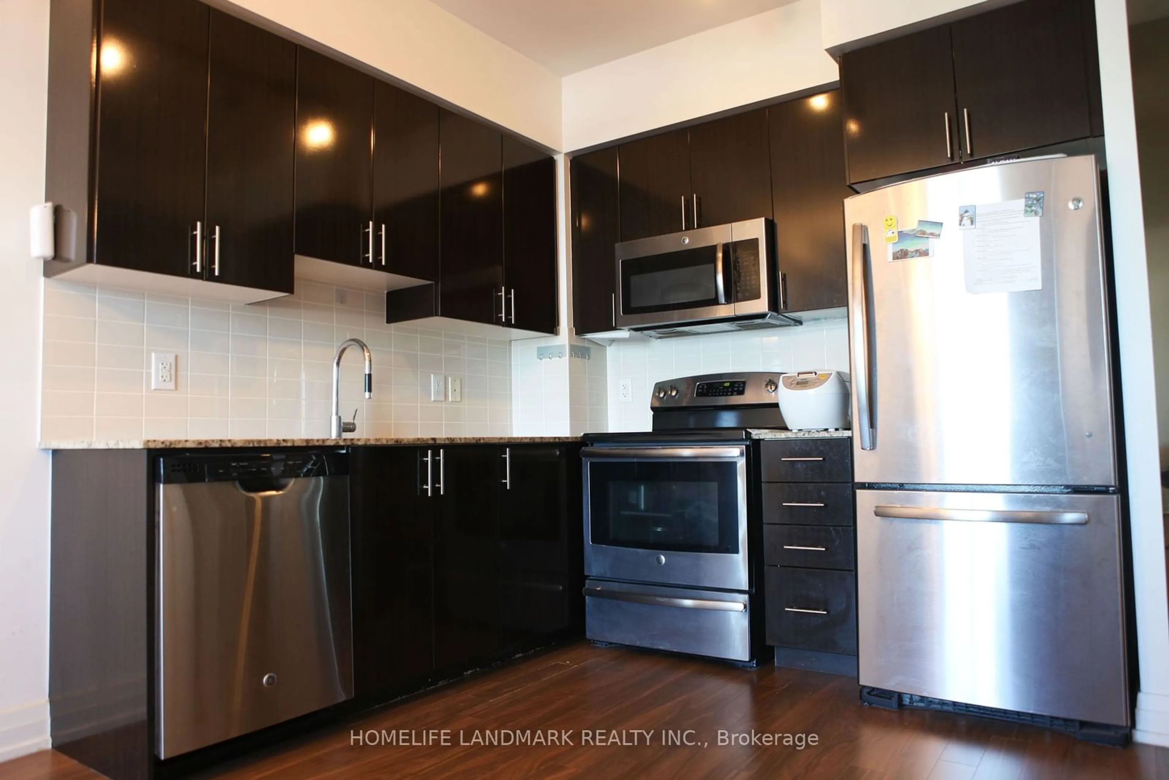 Standard kitchen for 7167 YONGE St #506, Markham Ontario L3T 0E1