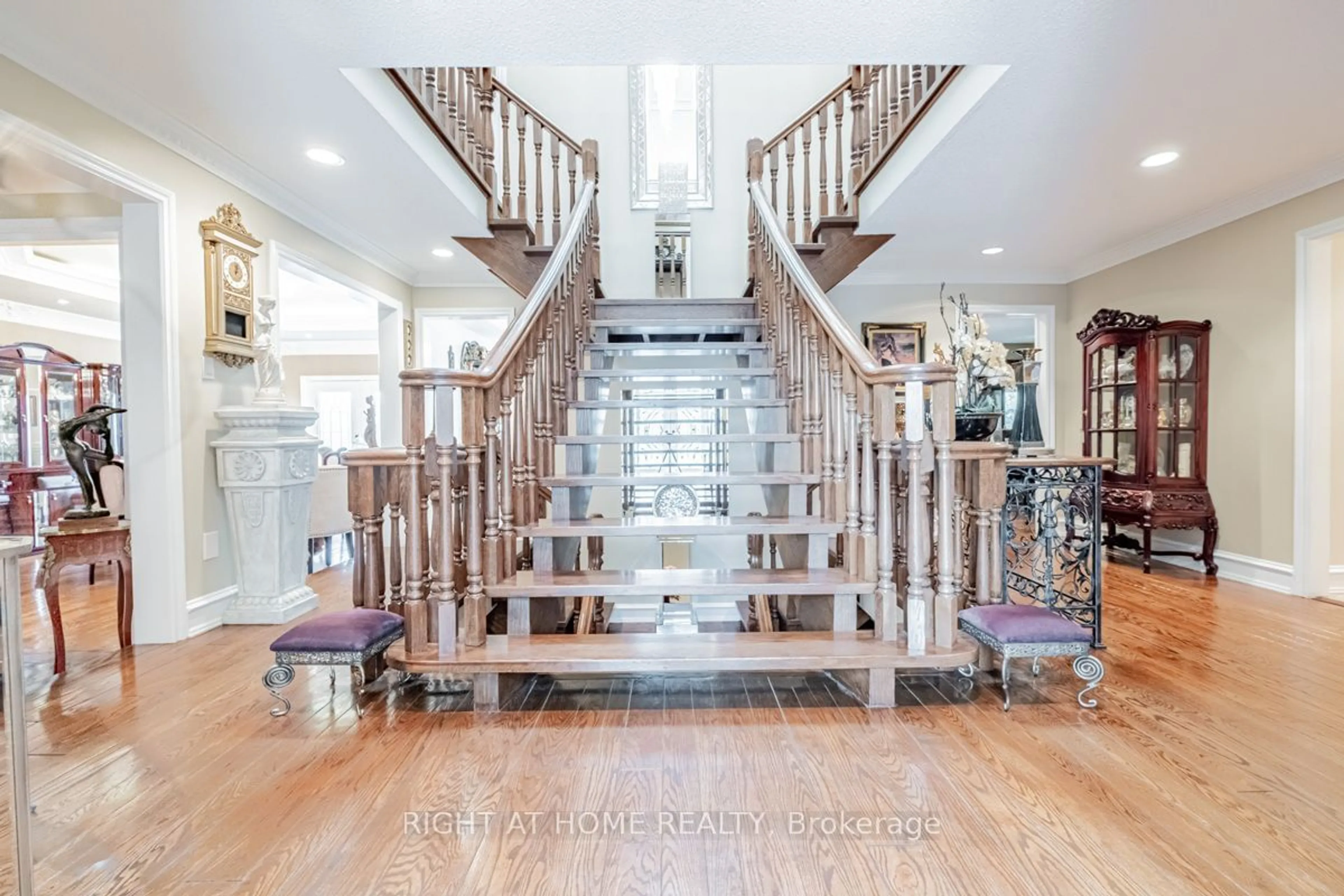 Indoor foyer, wood floors for 171 Millwood Pkwy, Vaughan Ontario L4H 4X5