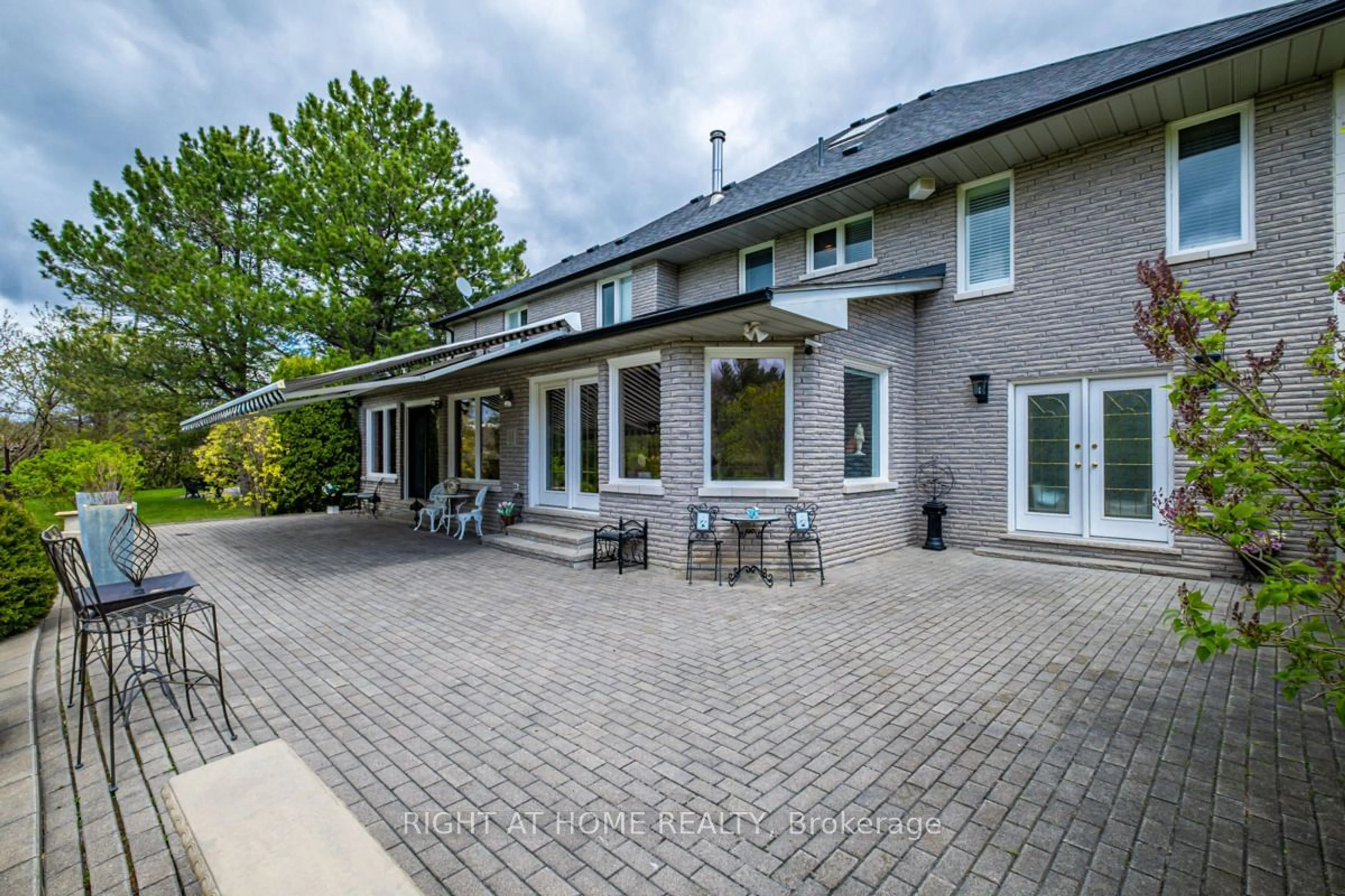 Patio, cottage for 171 Millwood Pkwy, Vaughan Ontario L4H 4X5