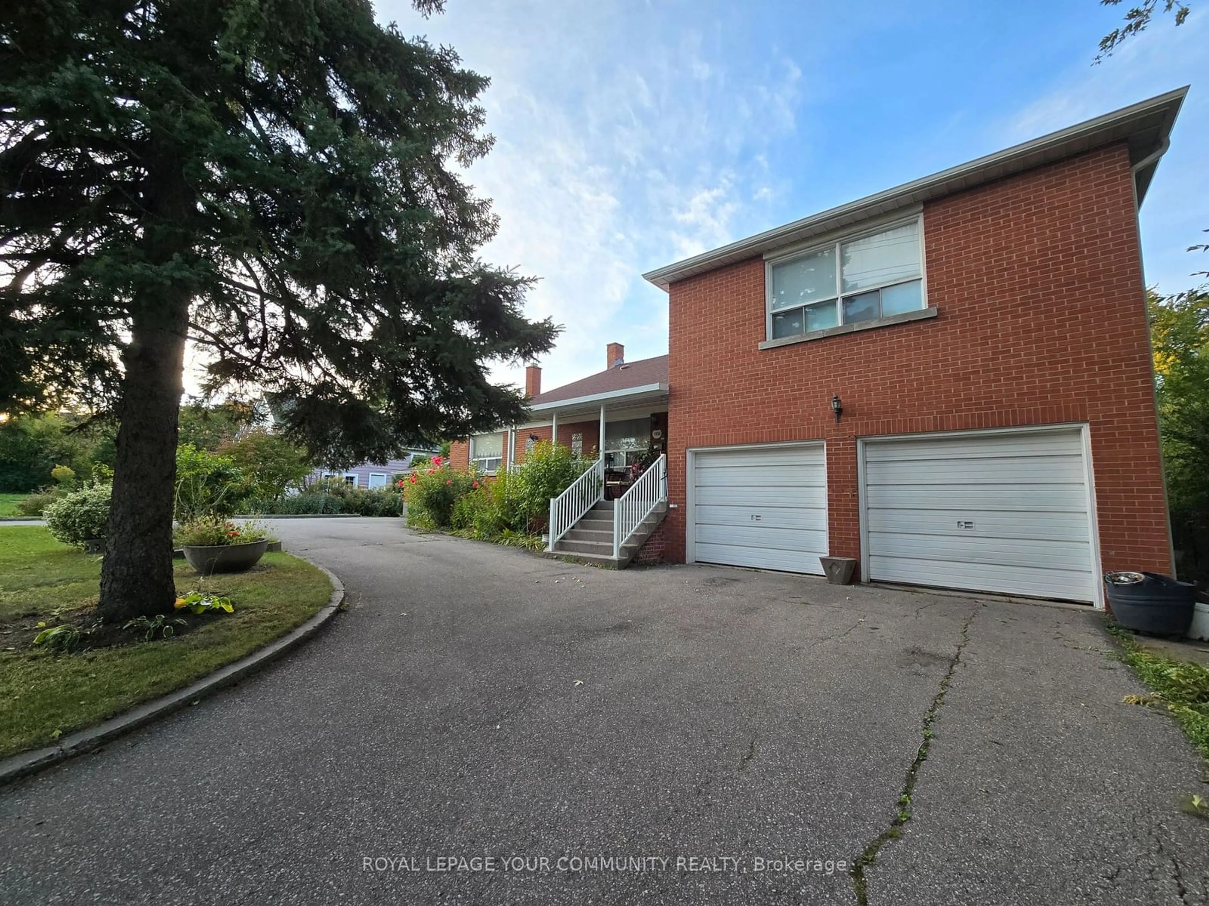 Frontside or backside of a home, the street view for 100 Langstaff Rd, Richmond Hill Ontario L4C 6N3