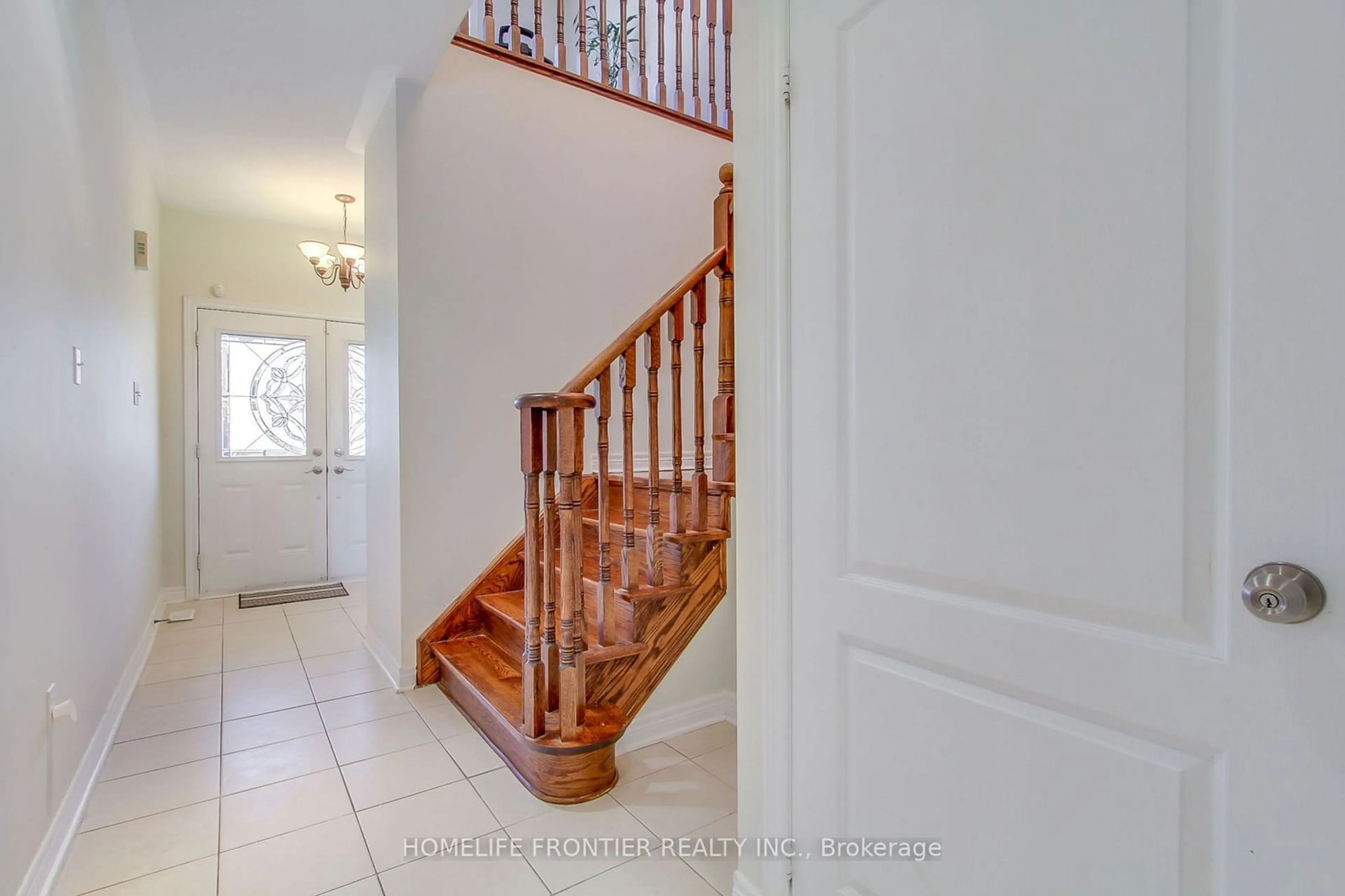 Indoor entryway, wood floors for 15 Canyon Gate Cres, Vaughan Ontario L6A 0B4