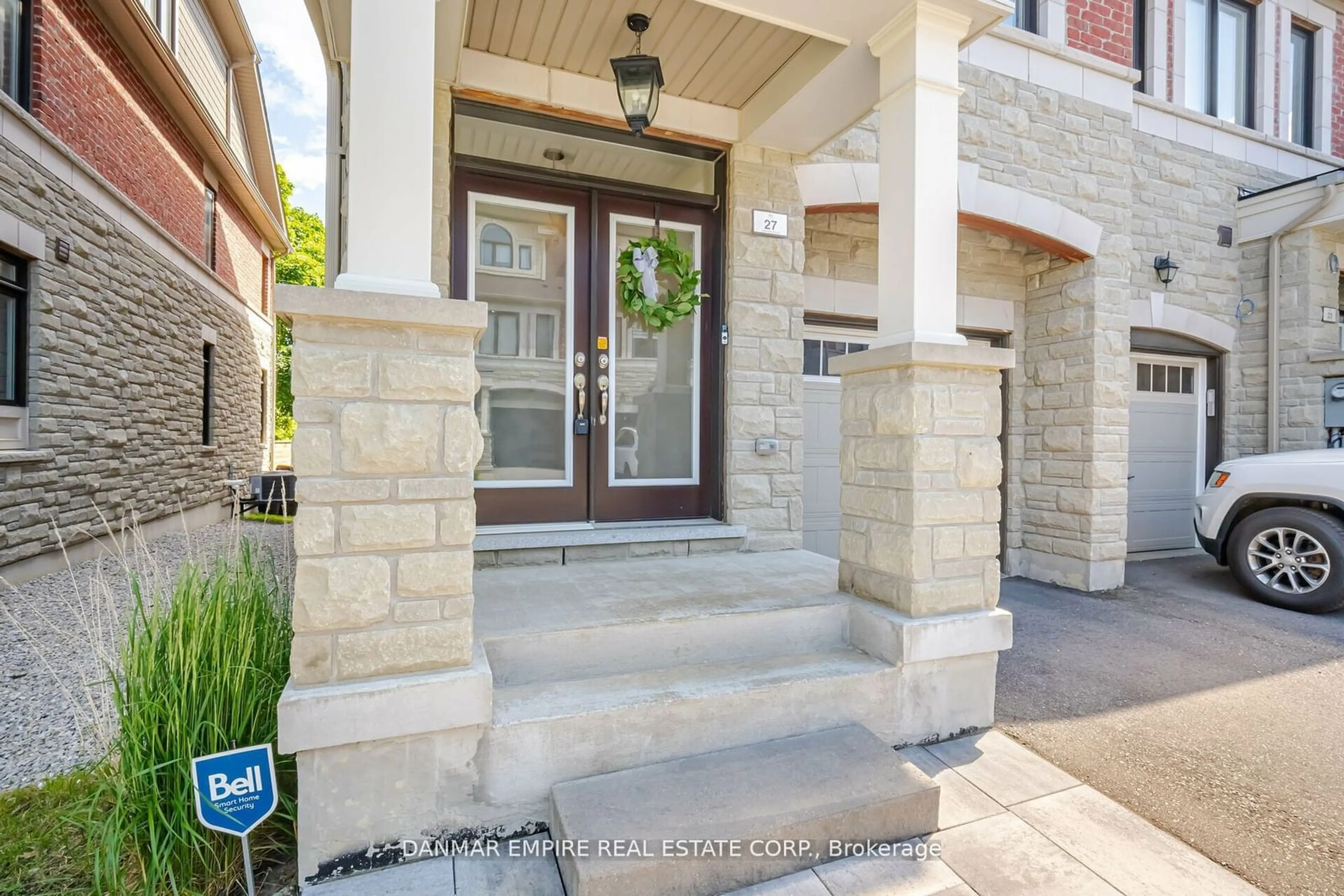 Indoor entryway, wood floors for 27 Hiawatha Crt, Vaughan Ontario L4L 0J2