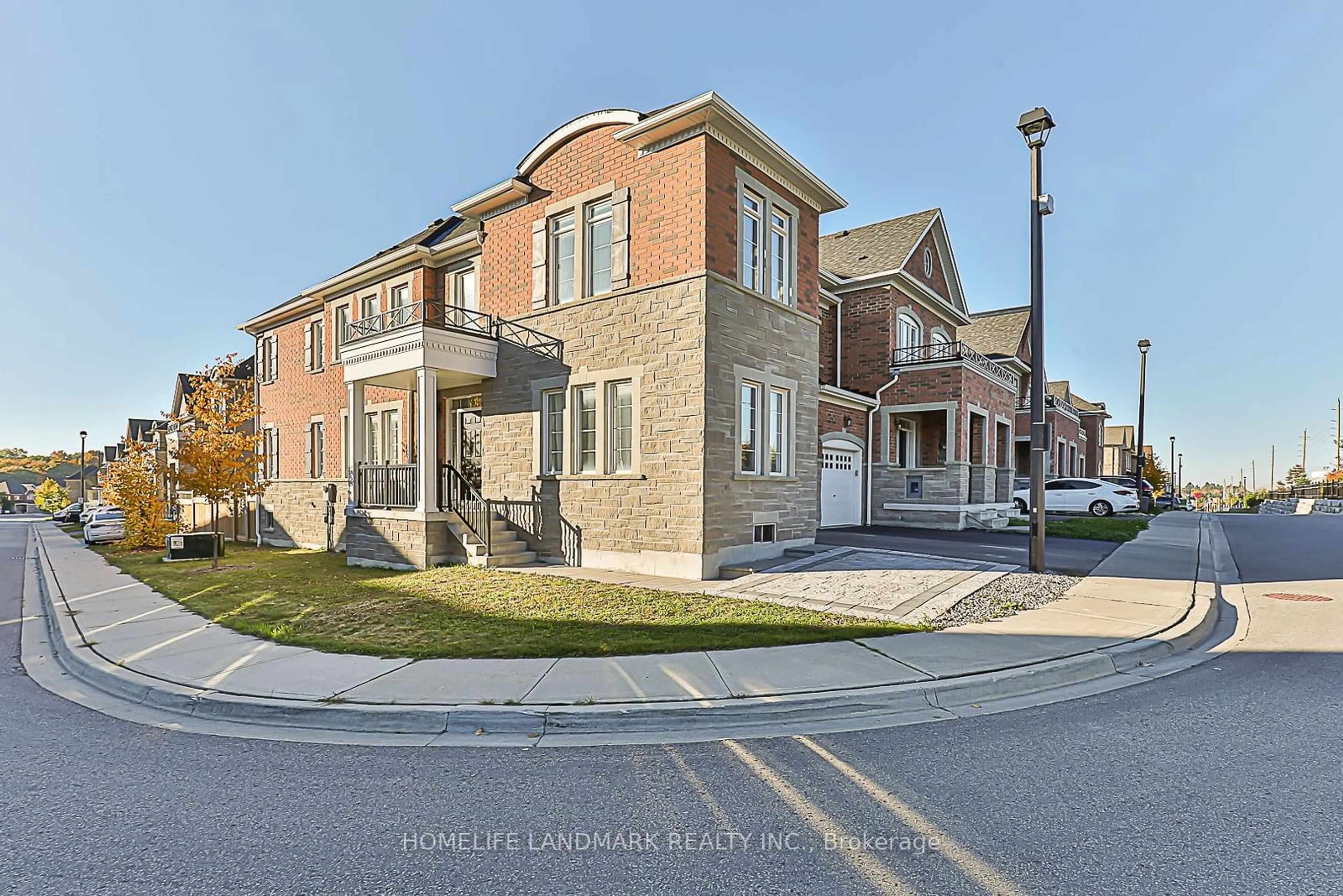 A pic from exterior of the house or condo, the street view for 35 Thornapple Lane, Richmond Hill Ontario L4E 1E7