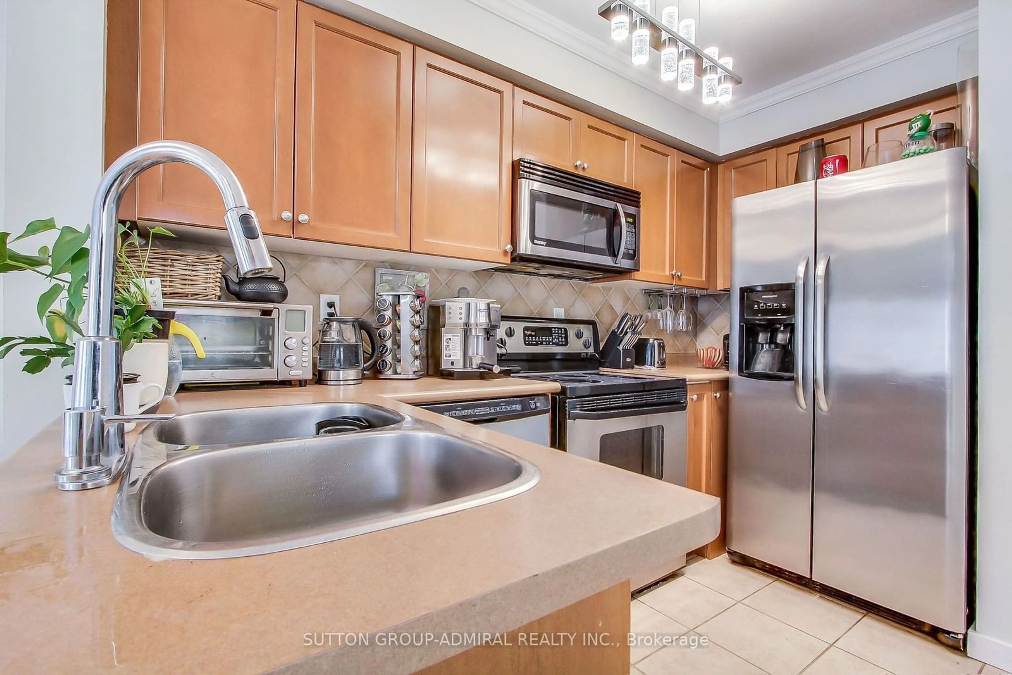 Standard kitchen for 33 Lodgeway Dr, Vaughan Ontario L6A 3S6