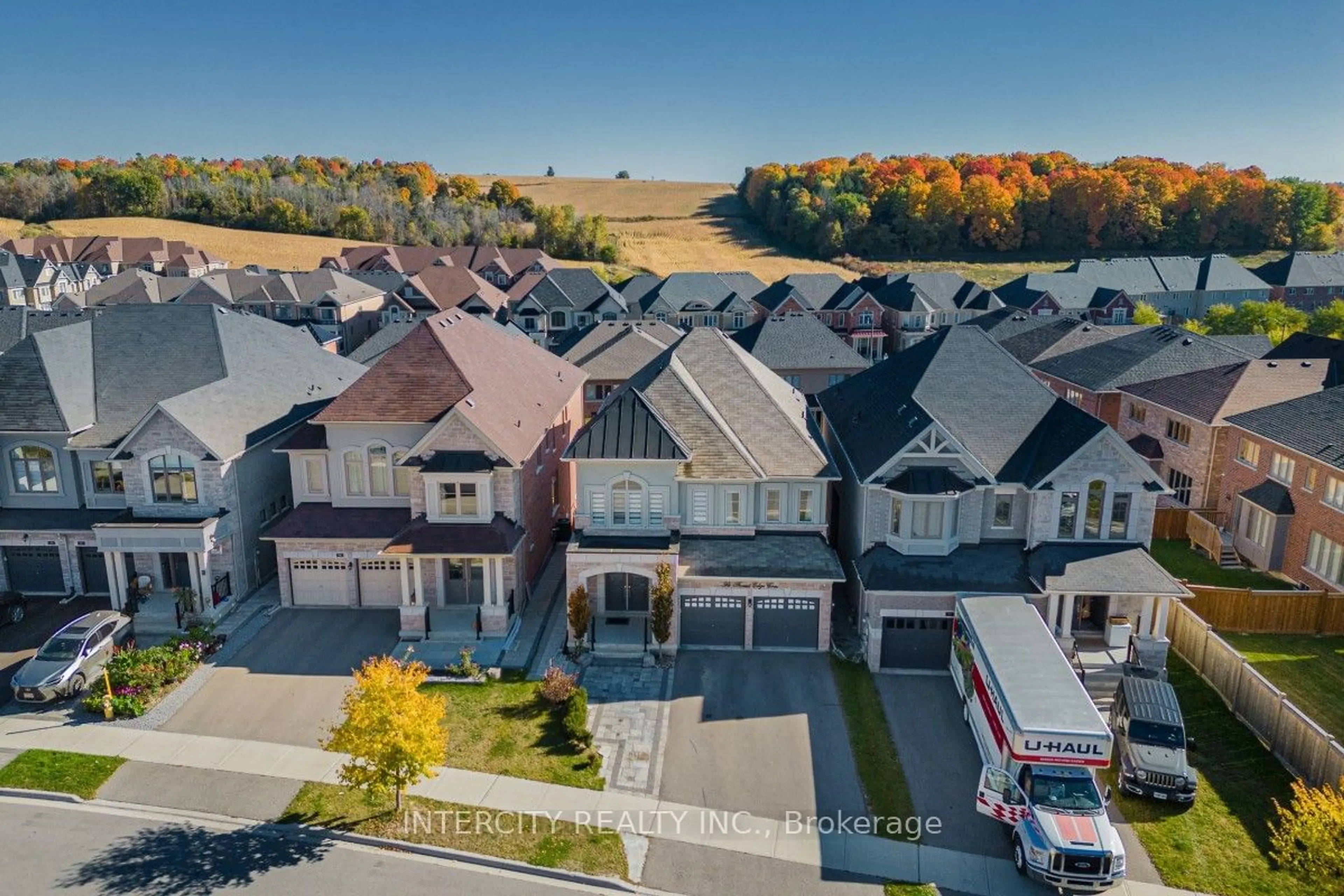 A pic from exterior of the house or condo, the street view for 94 Forest Edge Cres, East Gwillimbury Ontario L9N 0S6