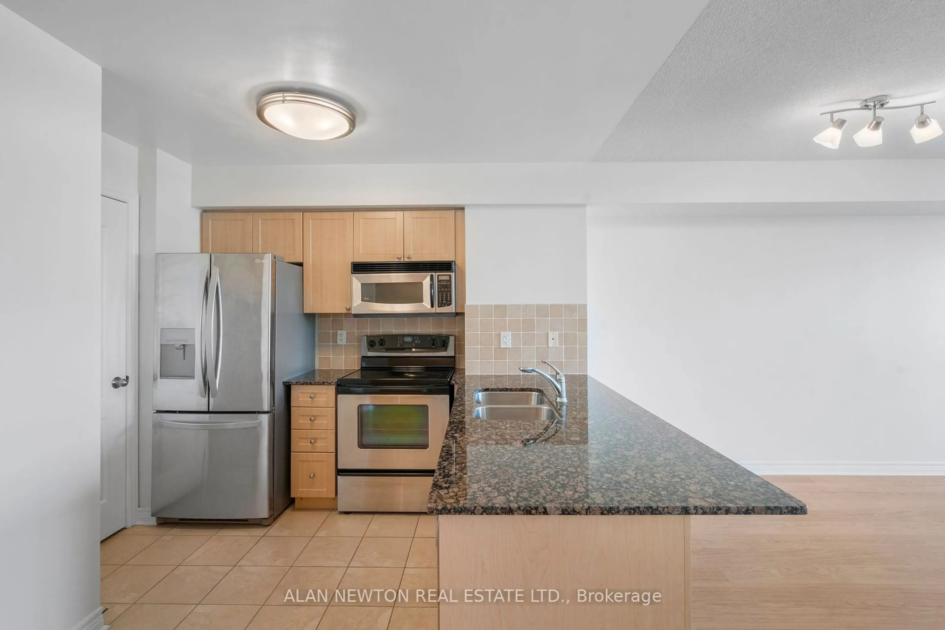 Standard kitchen, ceramic floors for 15 North Park Rd #911, Vaughan Ontario L4J 0A1