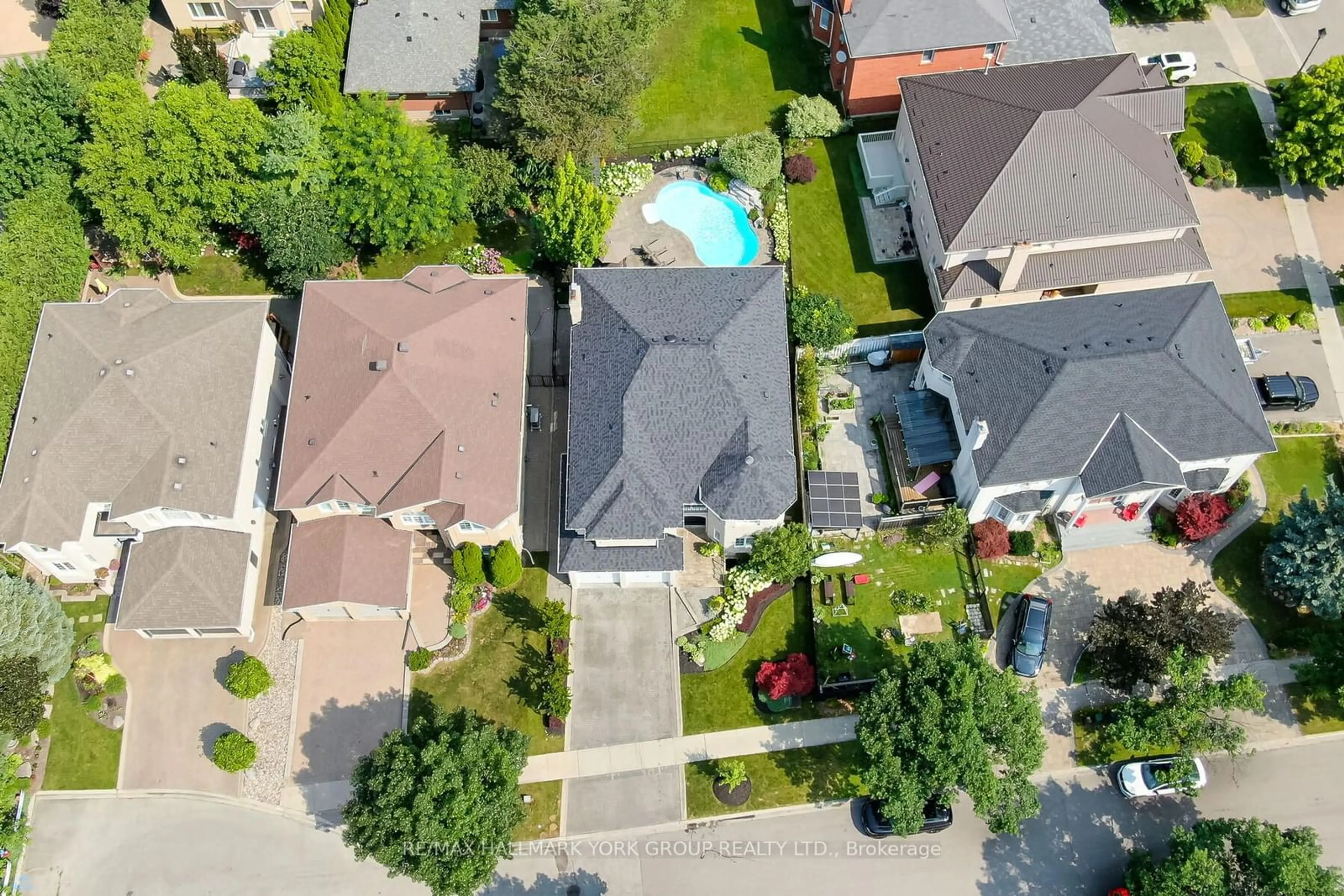 Frontside or backside of a home, the street view for 50 Direzze Crt, Richmond Hill Ontario L4C 0C6