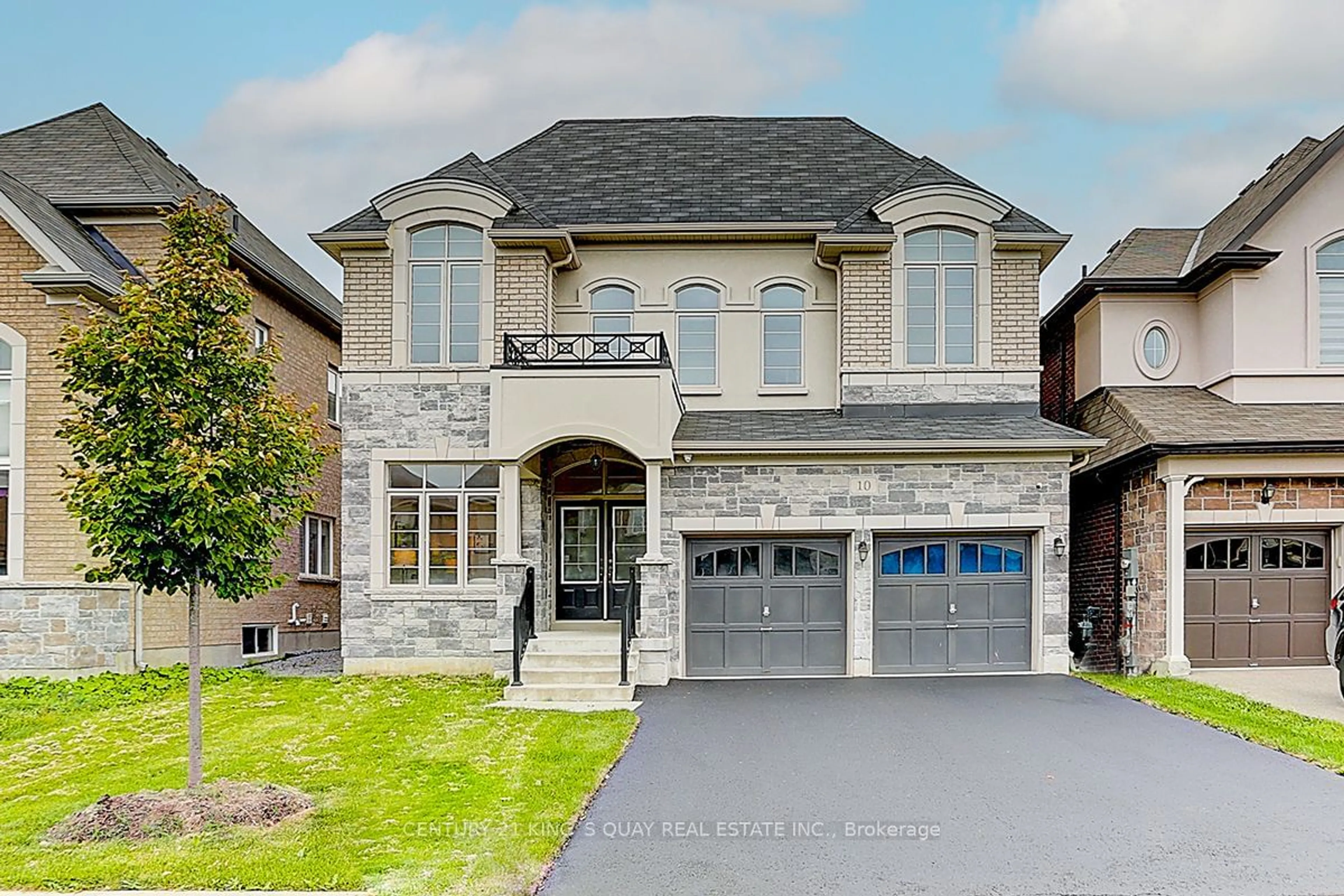 Frontside or backside of a home, the street view for 10 John Weddell Ave, East Gwillimbury Ontario L9N 0P4