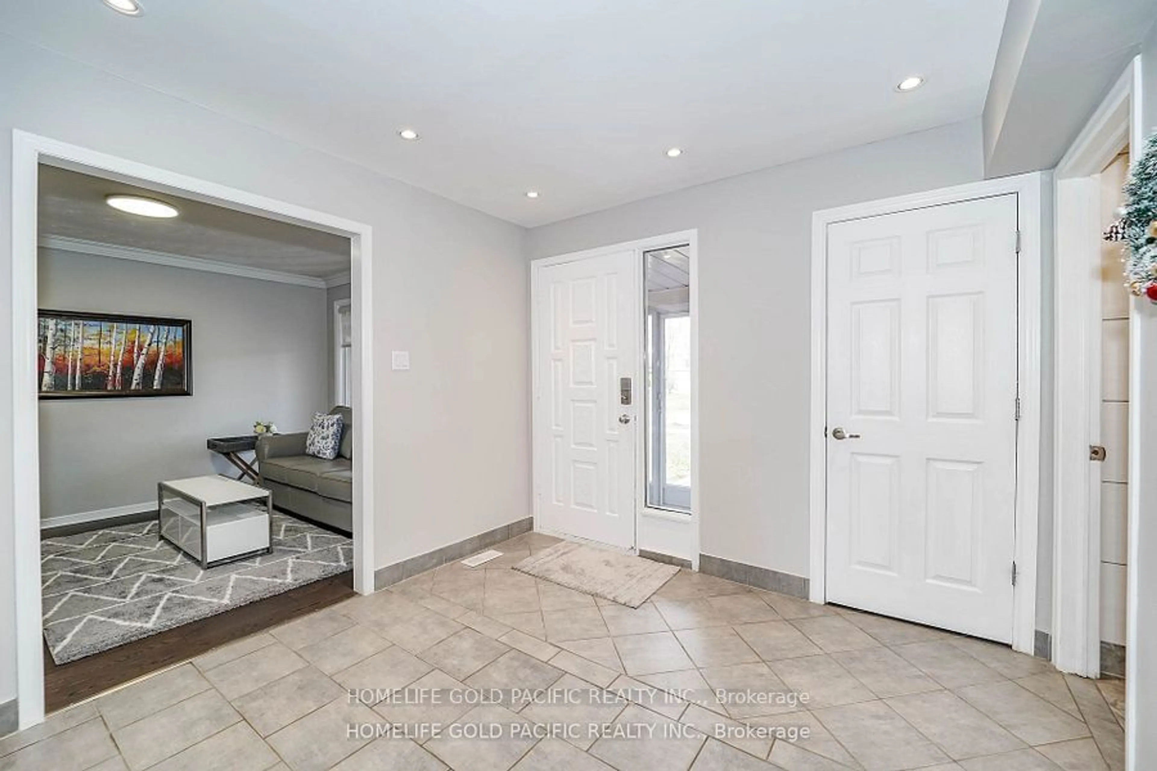 Indoor entryway, cement floor for 17 Crandall Dr, Markham Ontario L3P 6H7