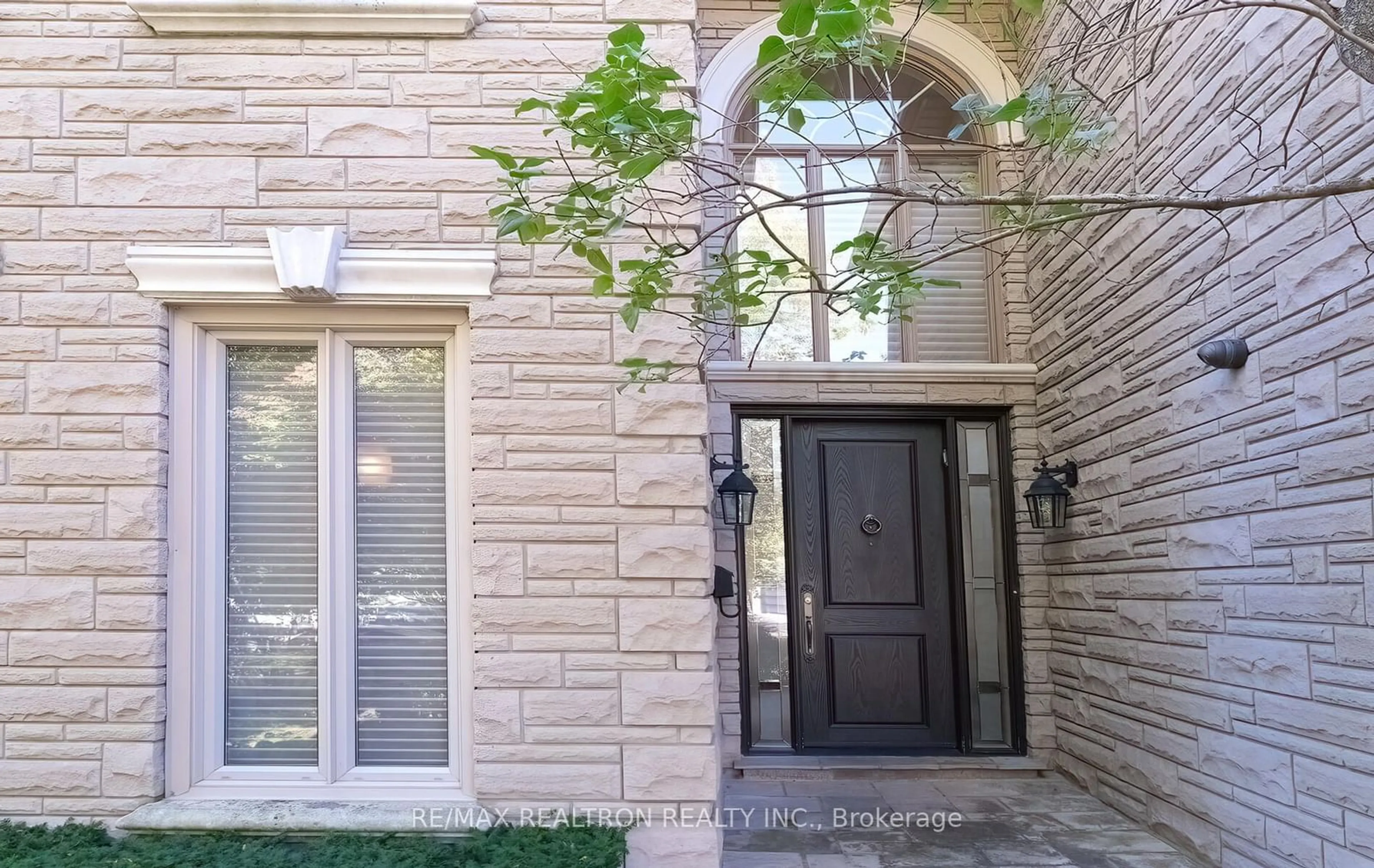 Indoor entryway, ceramic floors for 53 Forest Lane Dr, Vaughan Ontario L4J 3P2