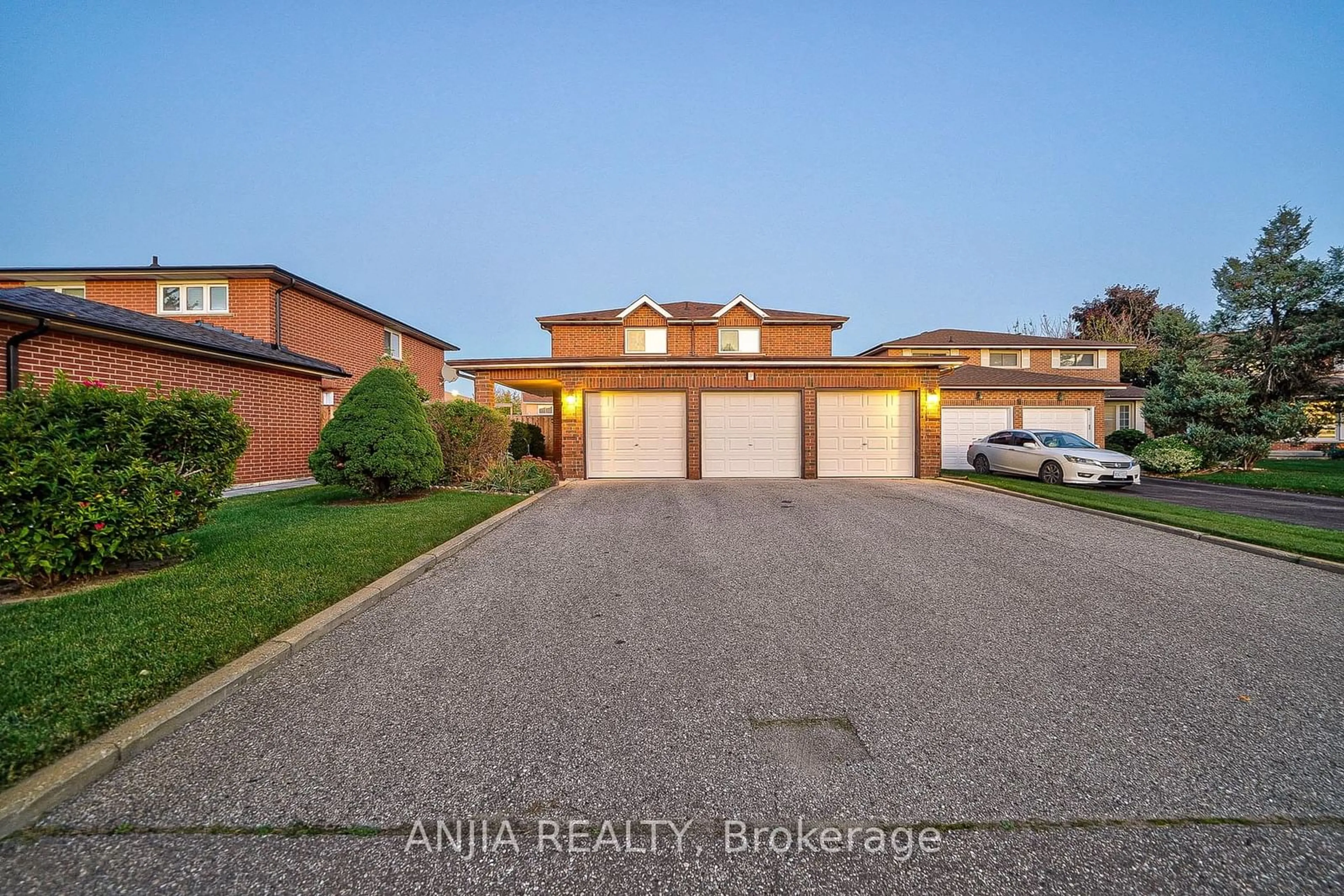 Frontside or backside of a home, the street view for 7 Hampstead Crt, Markham Ontario L3R 3S7