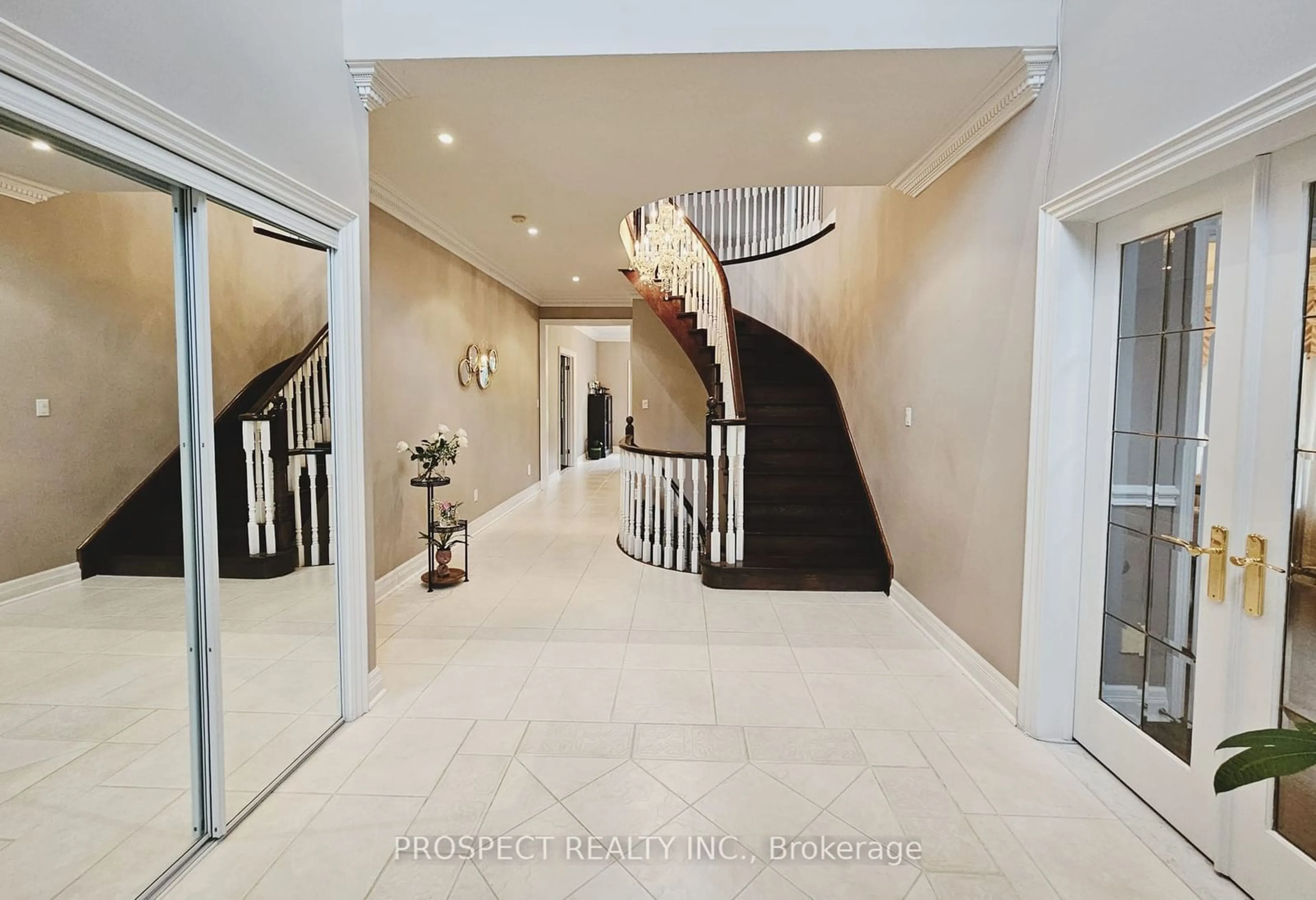 Indoor foyer, carpet floors for 34 Thomson Creek Blvd, Vaughan Ontario L4H 1B7