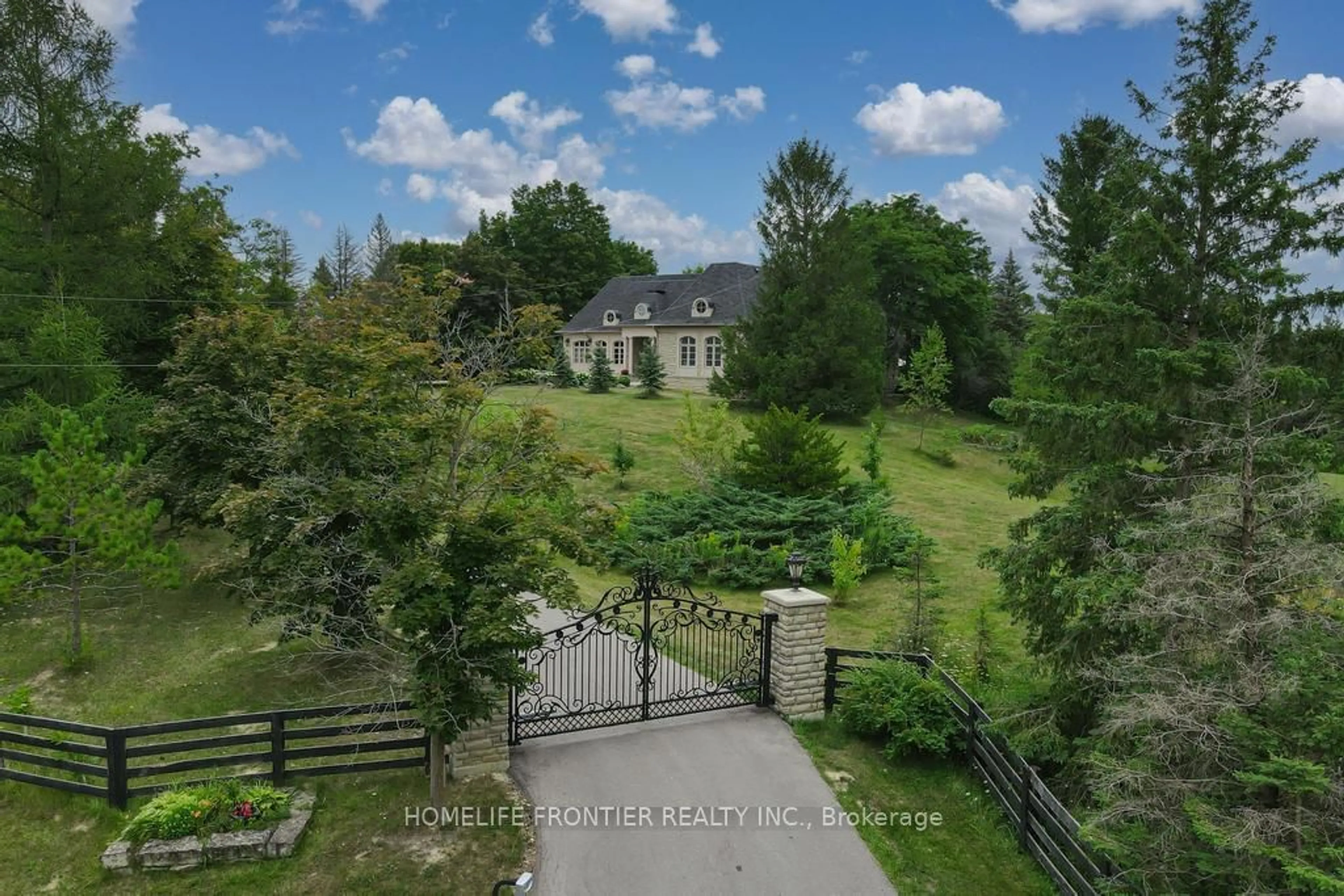 Patio, the fenced backyard for 7645 16th Sdrd, King Ontario L7E 5R7