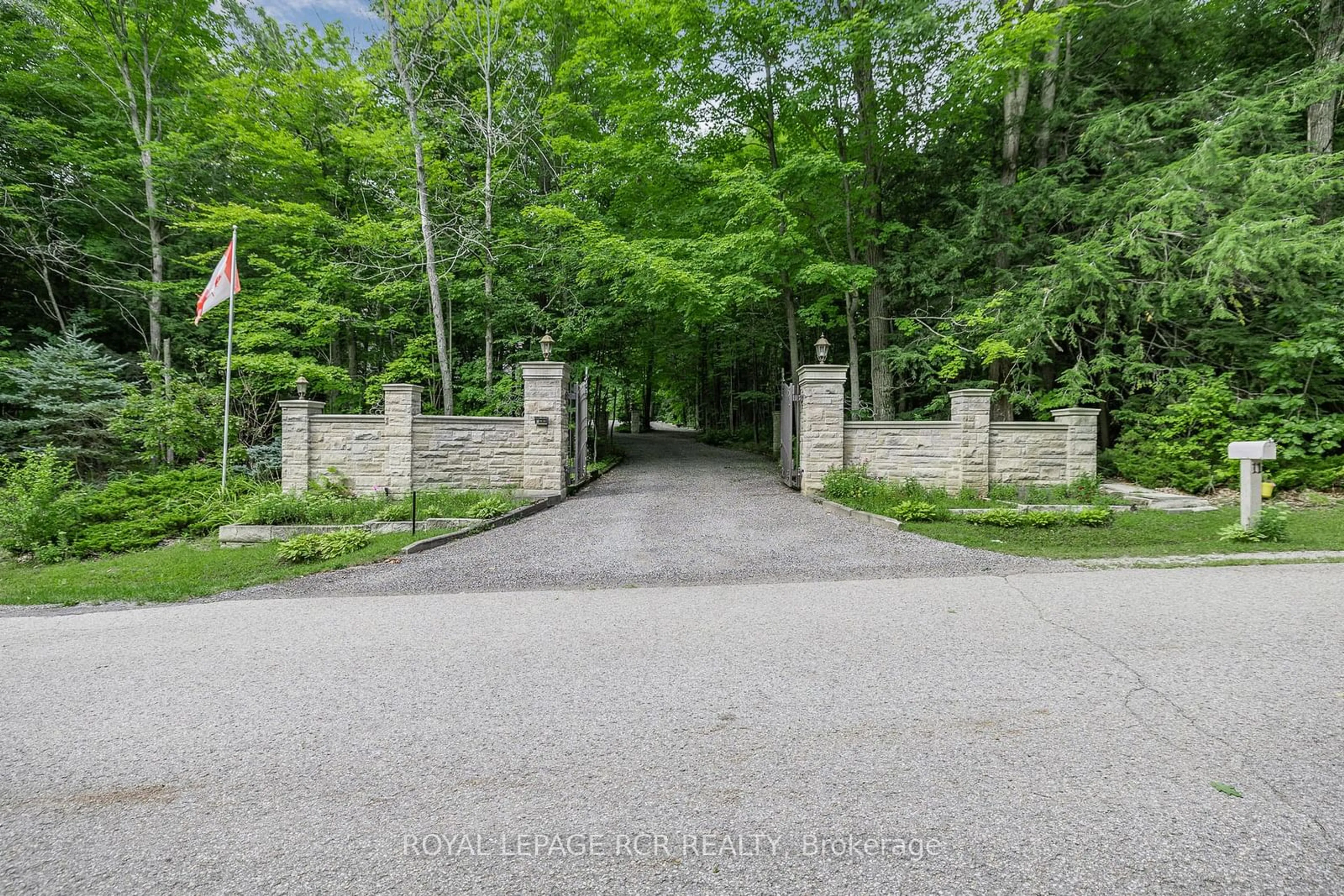 A pic from exterior of the house or condo, the street view for 11 Hidden Forest Dr, Whitchurch-Stouffville Ontario L4A 1Z5