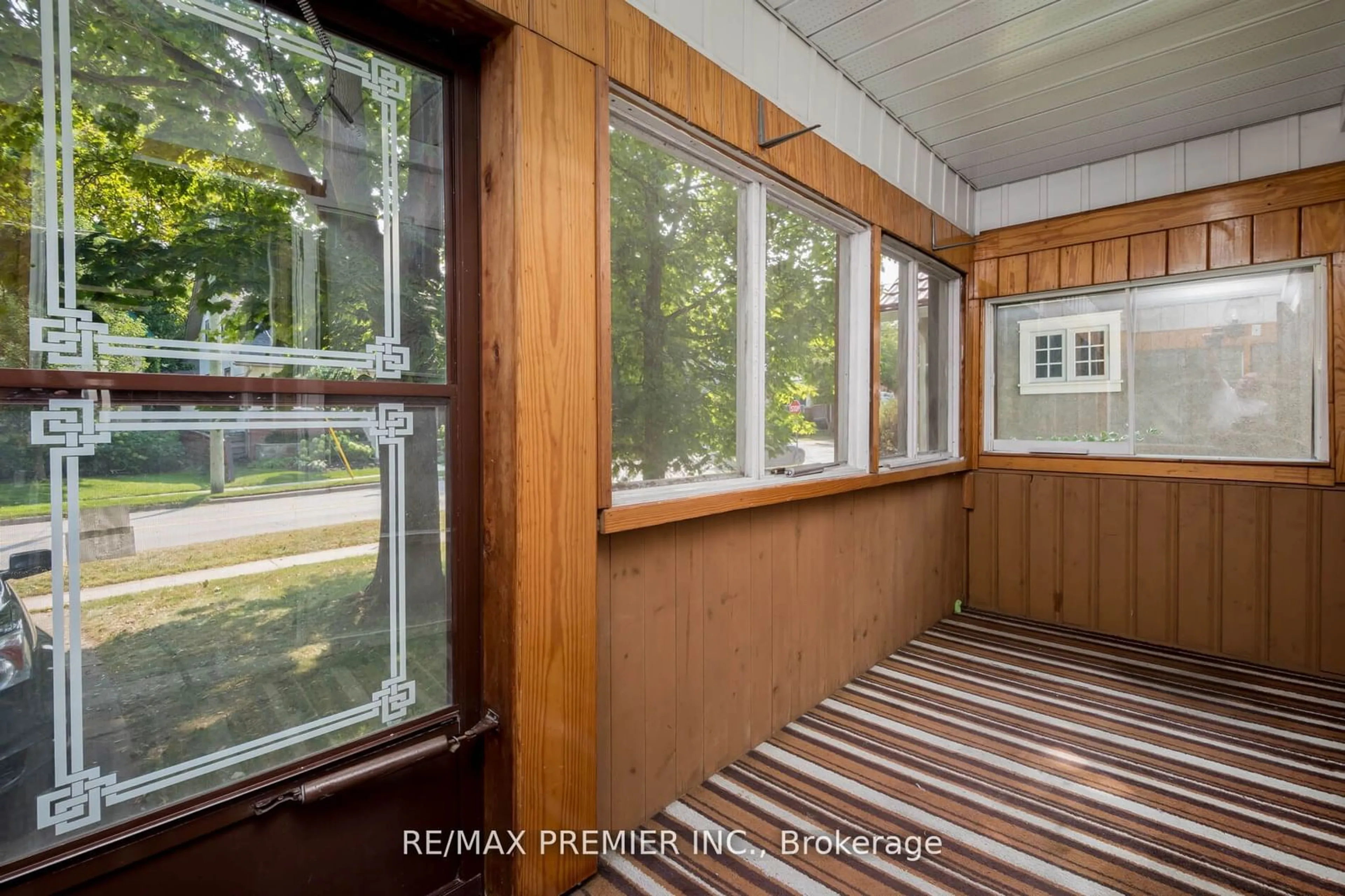 Indoor entryway, wood floors for 391 Queen St, Newmarket Ontario L3Y 2G9