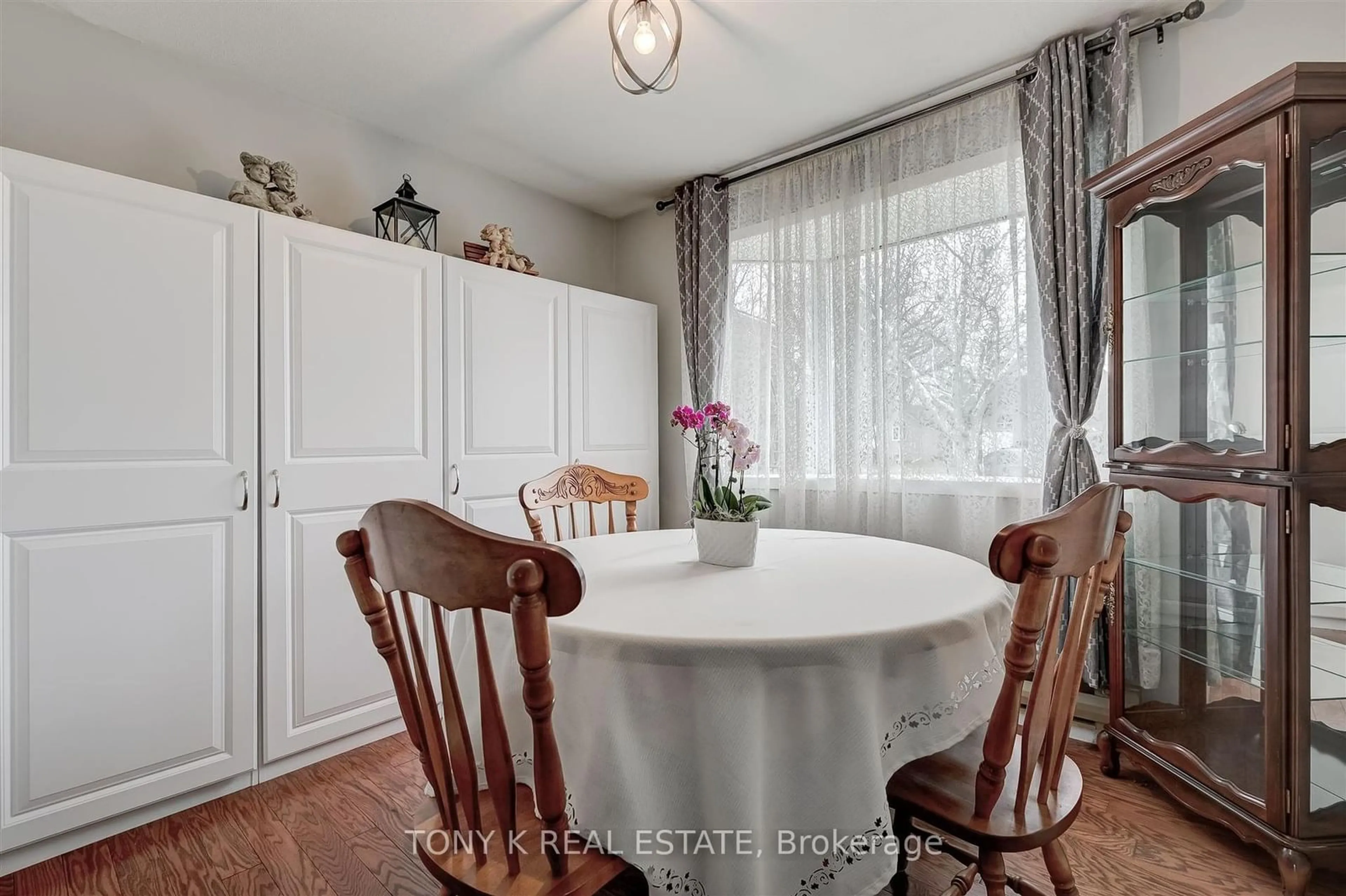 Dining room, wood floors, cottage for 43 Shirlea Blvd, Georgina Ontario L4P 1L1