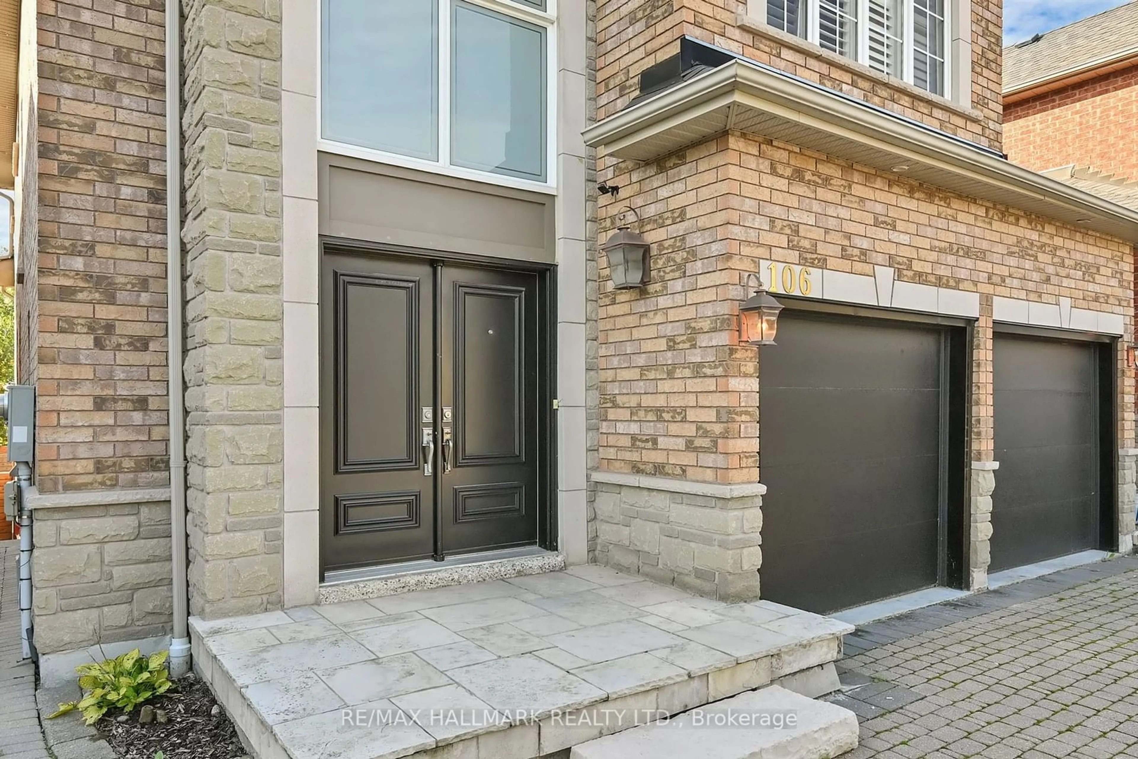 Home with brick exterior material for 106 Colesbrook Rd, Richmond Hill Ontario L4S 2G3