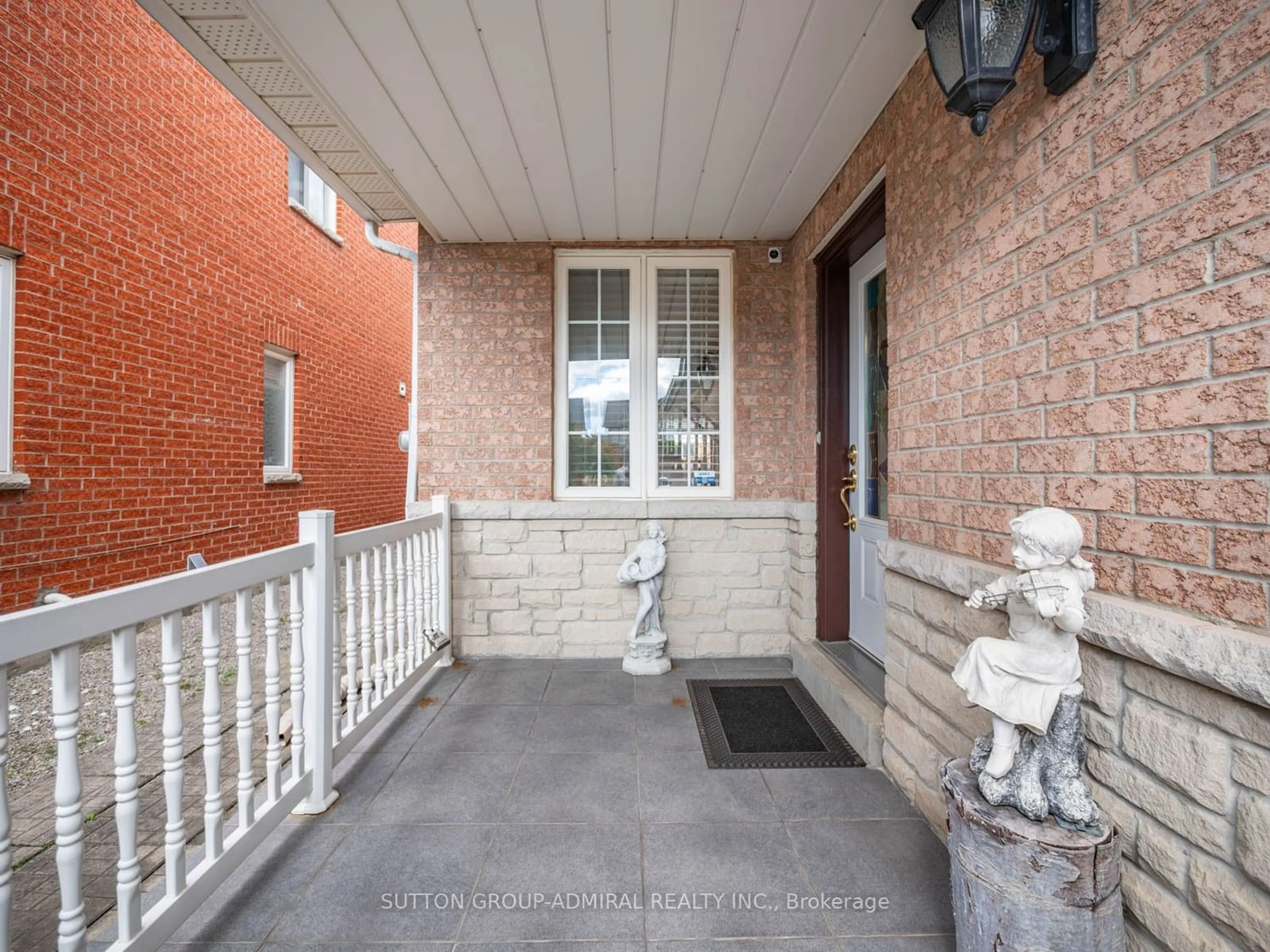 Indoor entryway, wood floors for 606 Heddle Cres, Newmarket Ontario L3X 2J5