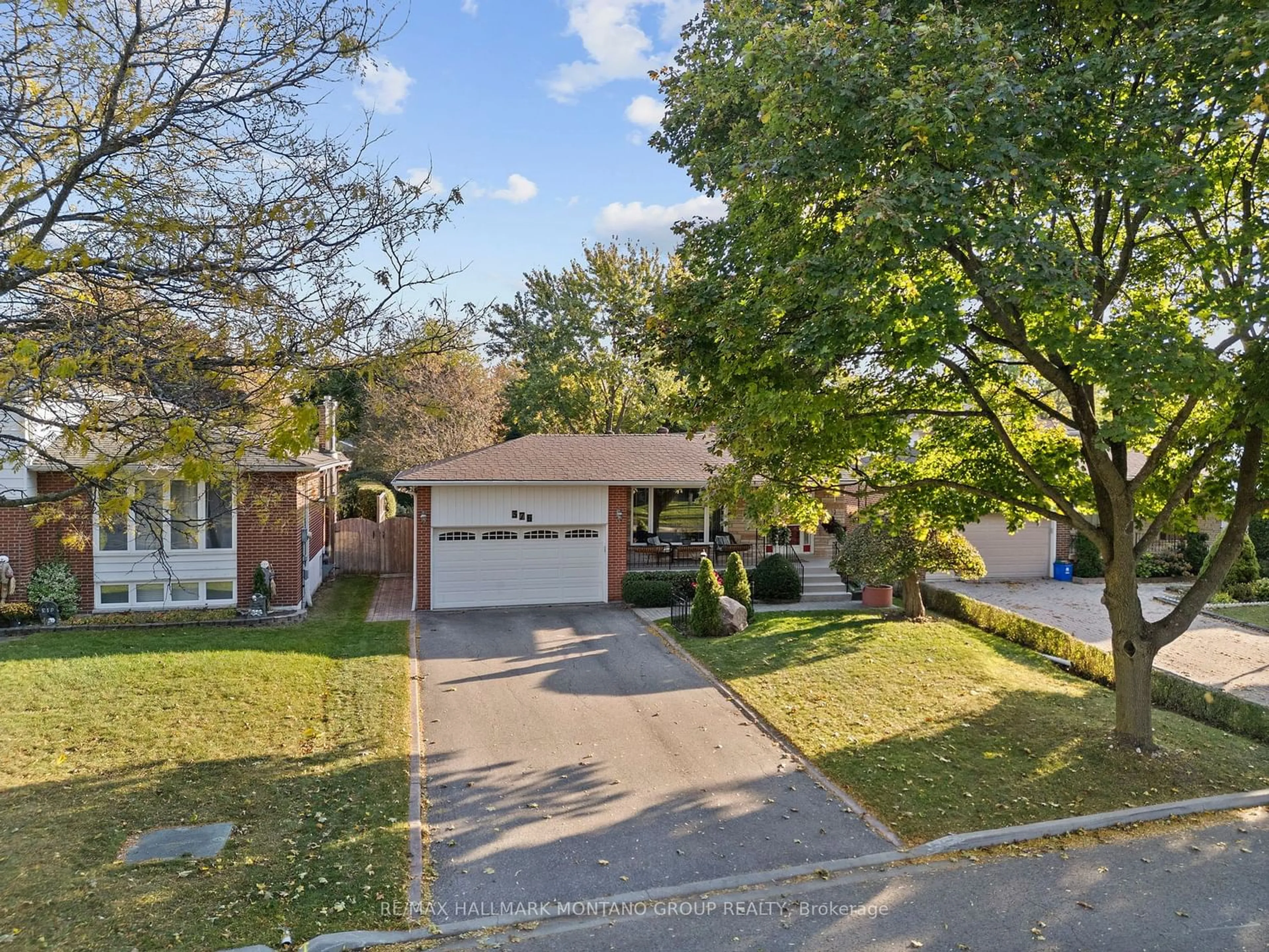 Frontside or backside of a home, the street view for 376 Becker Rd, Richmond Hill Ontario L4C 2S2