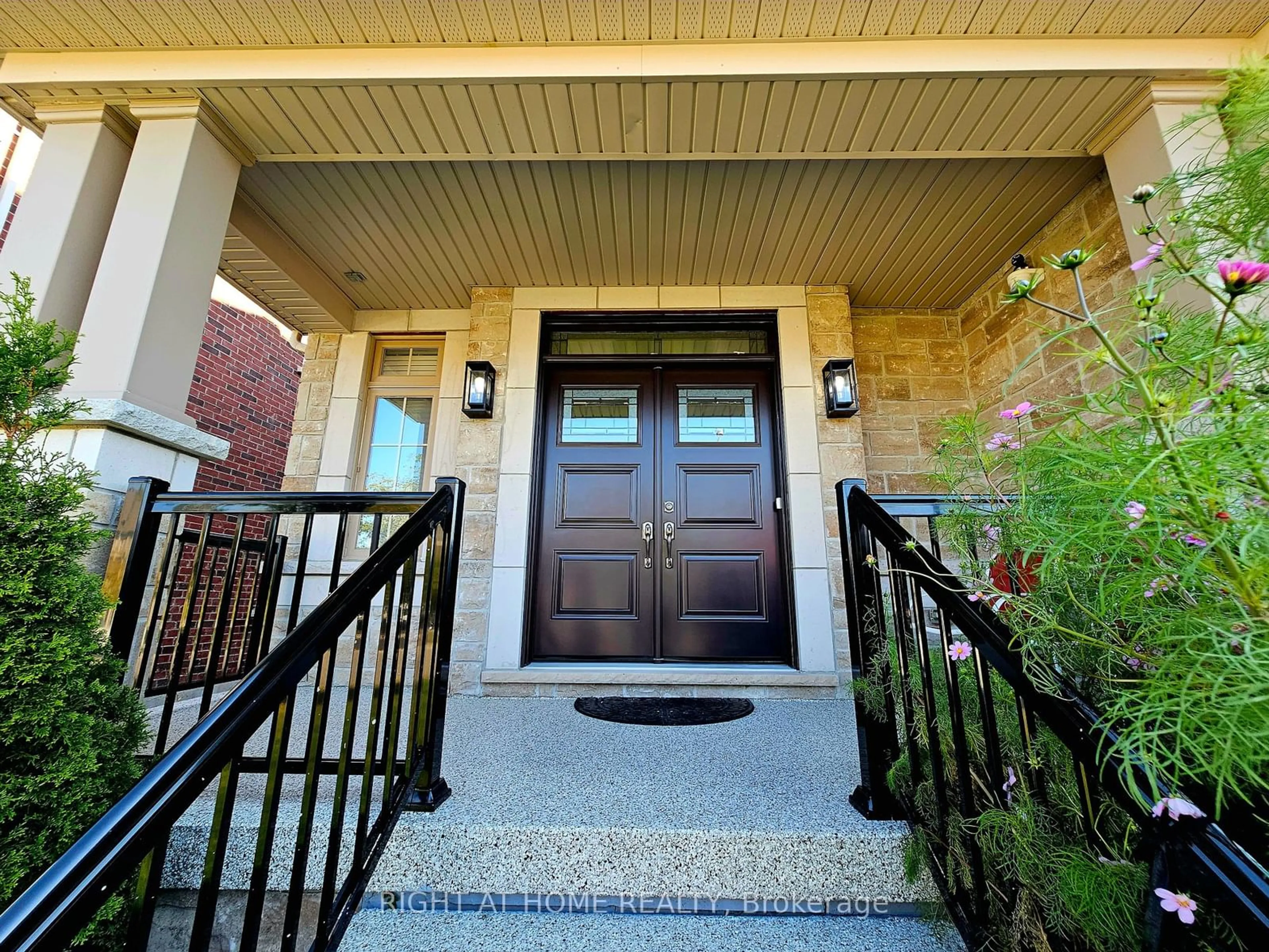 Indoor entryway, wood floors for 121 Hutchinson Dr, New Tecumseth Ontario L9R 0P6