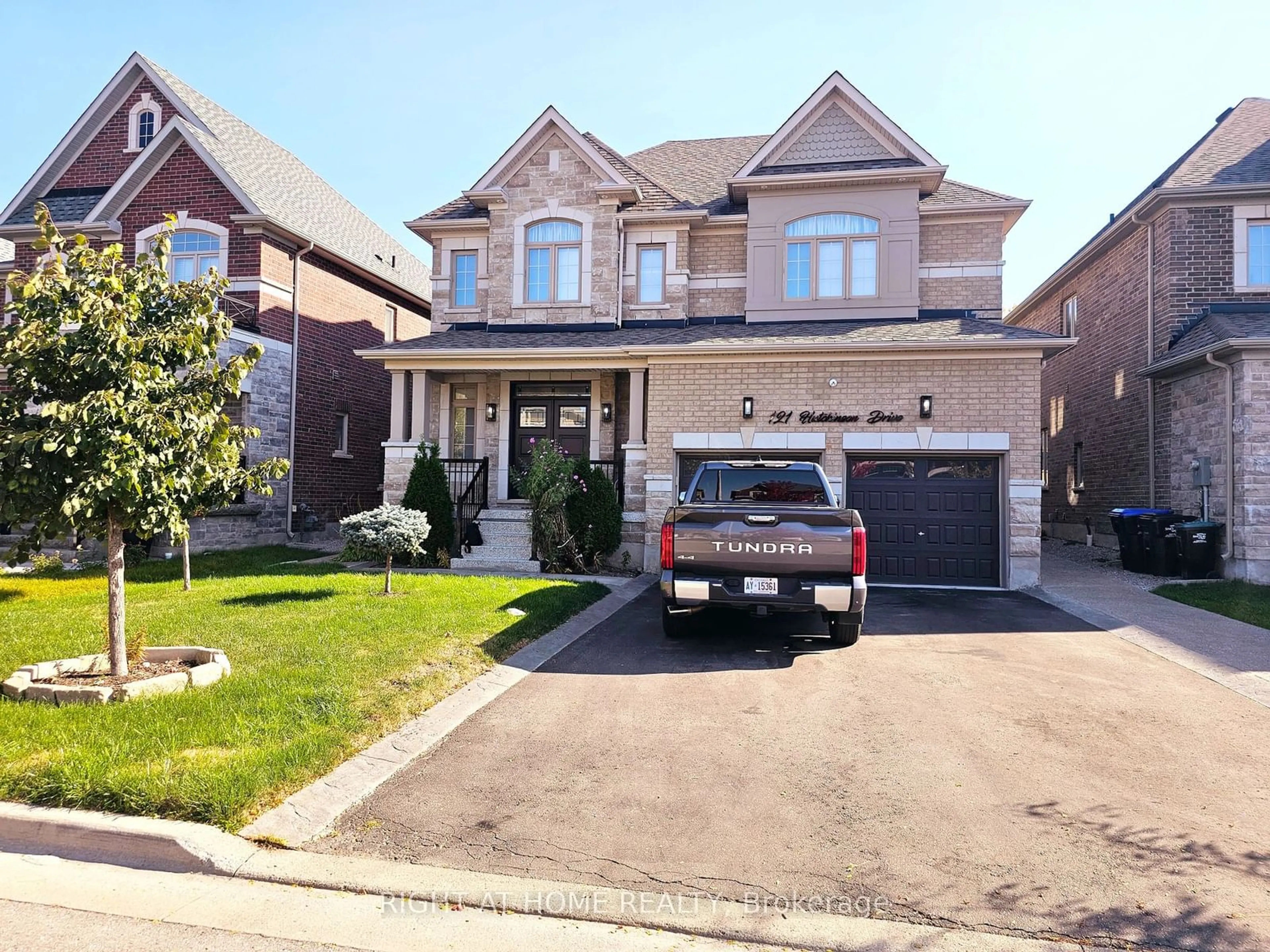 Frontside or backside of a home, the street view for 121 Hutchinson Dr, New Tecumseth Ontario L9R 0P6