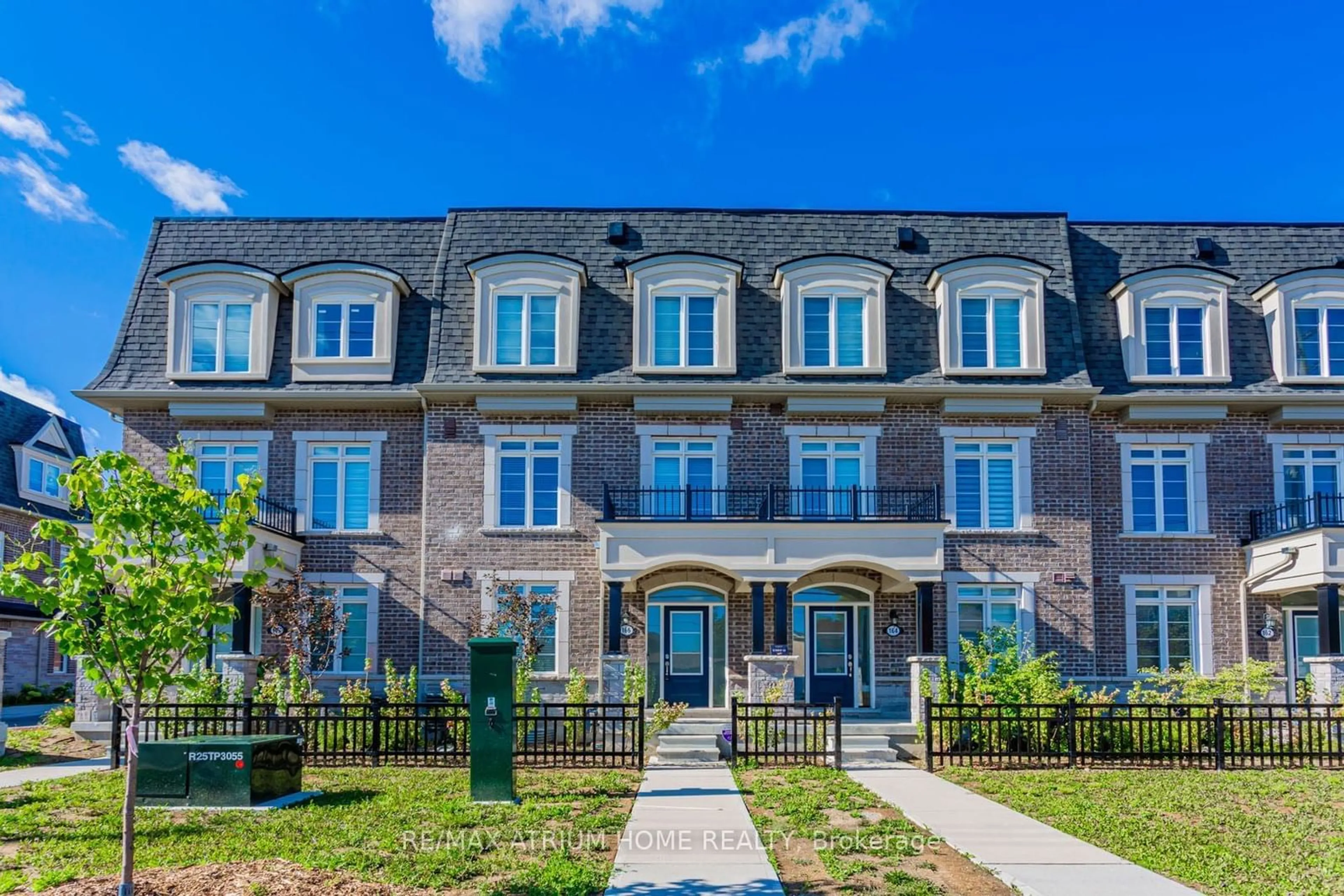 A pic from exterior of the house or condo, the front or back of building for 166 Elgin Mills Rd W Rd, Richmond Hill Ontario L4C 4M2