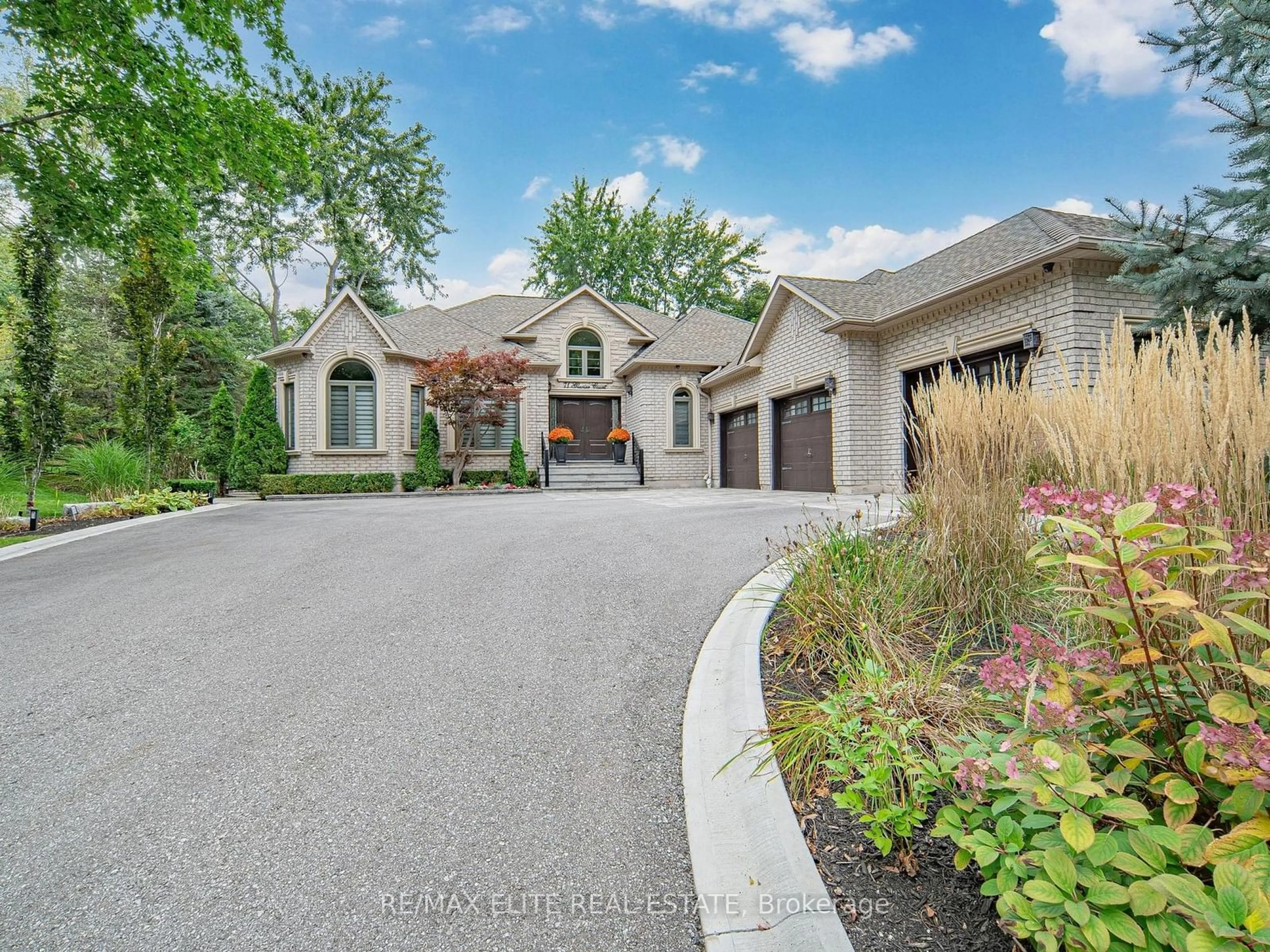 Frontside or backside of a home, cottage for 71 Glacier Crt, Vaughan Ontario L6A 2V3