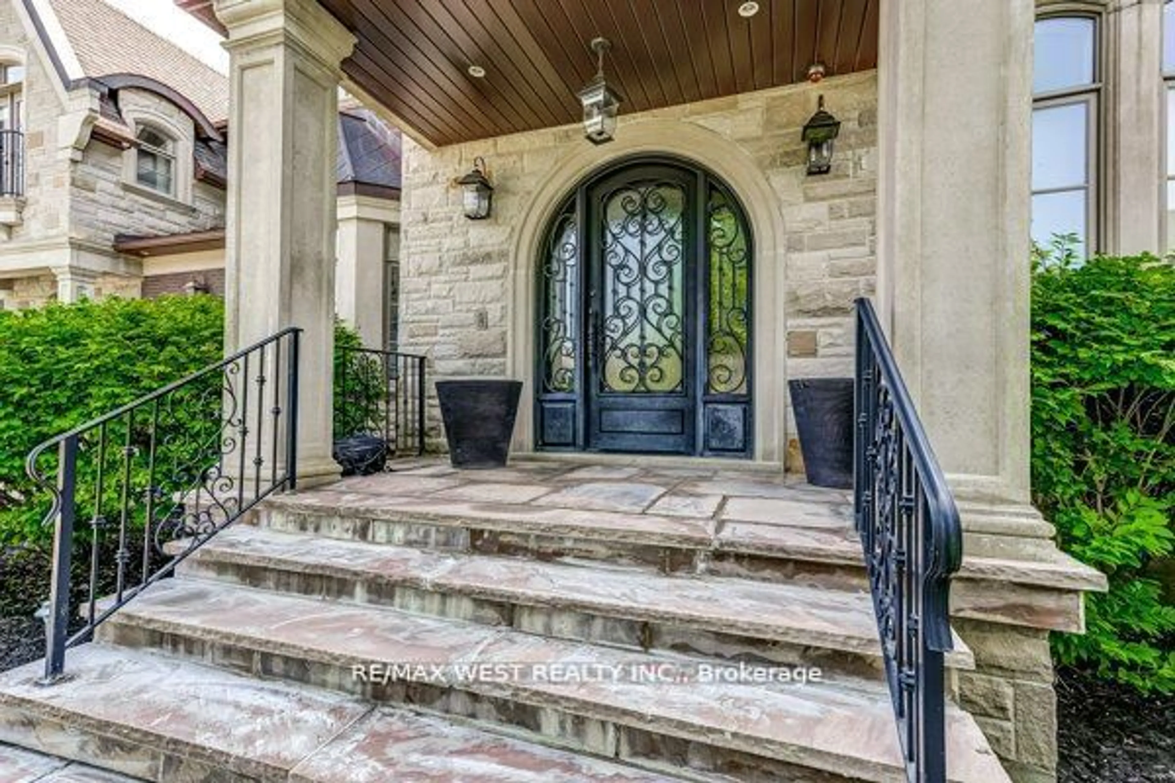 Indoor entryway, wood floors for 115 Hazelridge Crt, Vaughan Ontario L0J 1C0