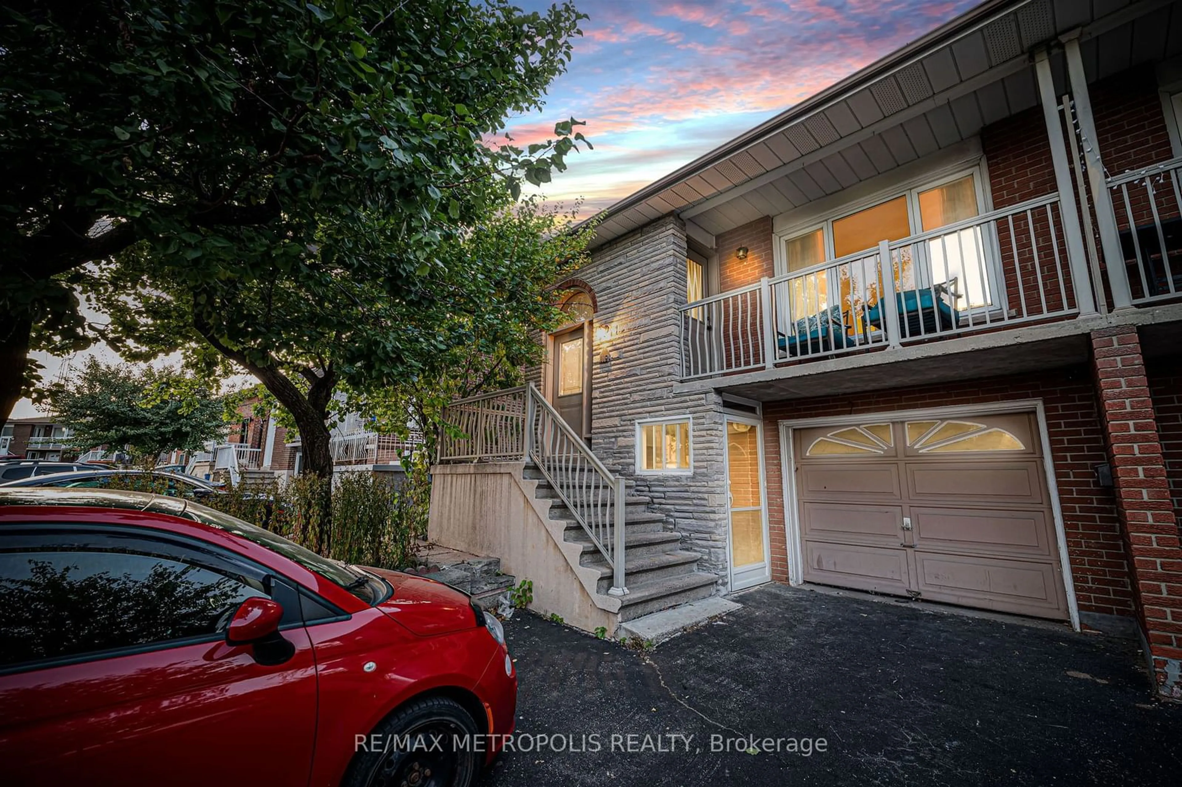 A pic from exterior of the house or condo, the street view for 119 Albany Dr, Vaughan Ontario L4L 2X6