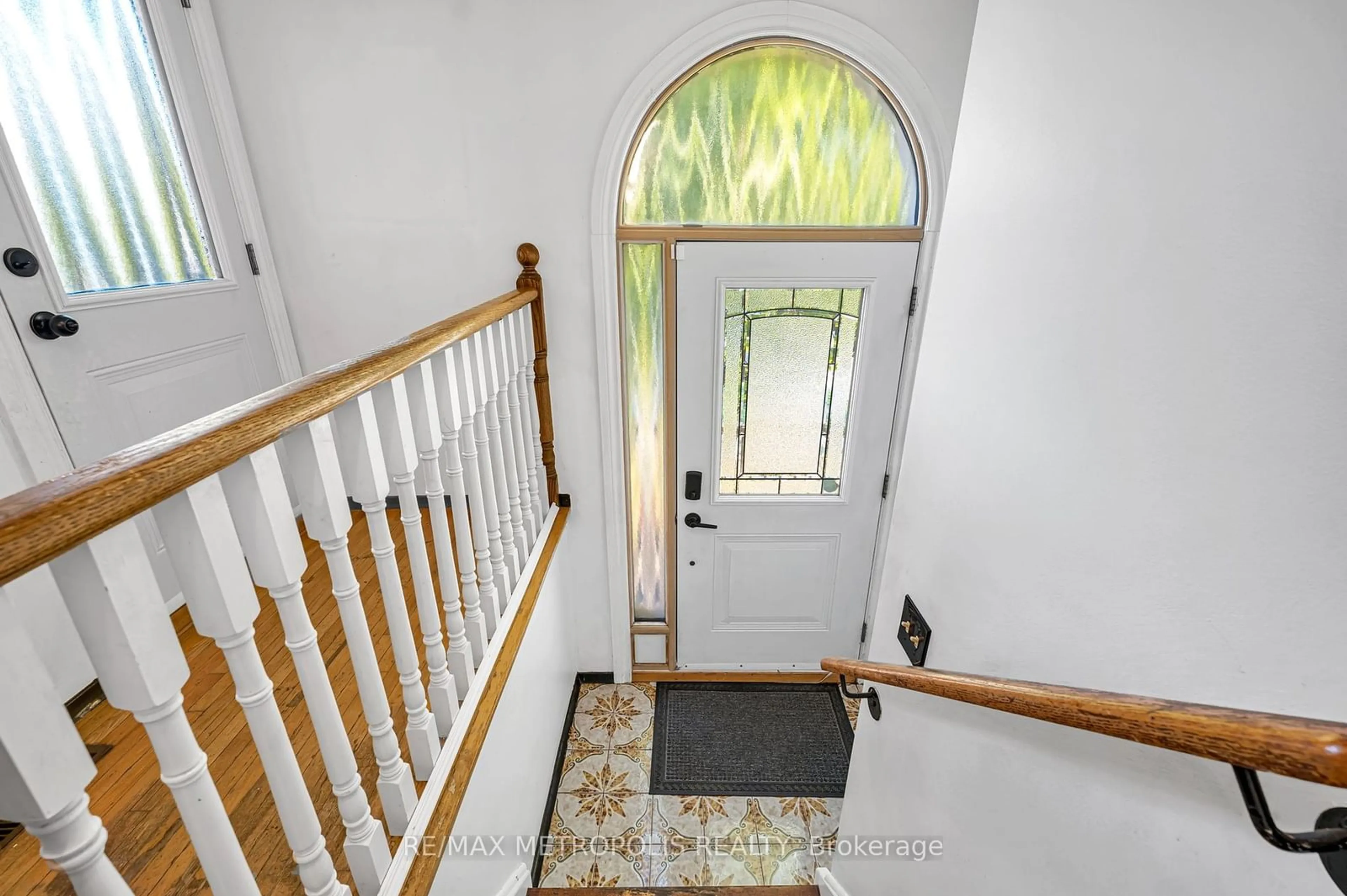 Indoor foyer, wood floors for 119 Albany Dr, Vaughan Ontario L4L 2X6