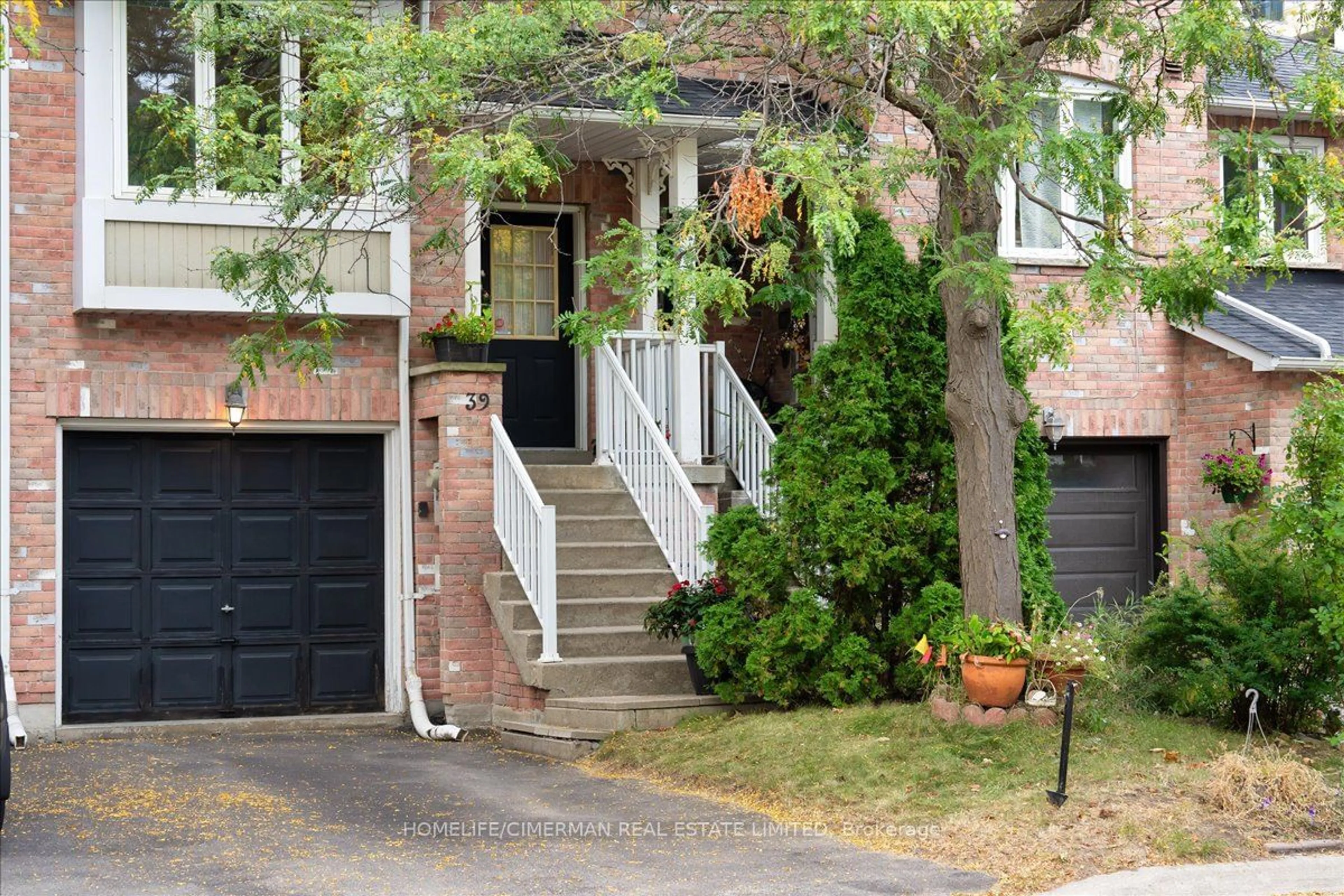 A pic from exterior of the house or condo, cottage for 39 Vanity Cres, Richmond Hill Ontario L4B 4E5