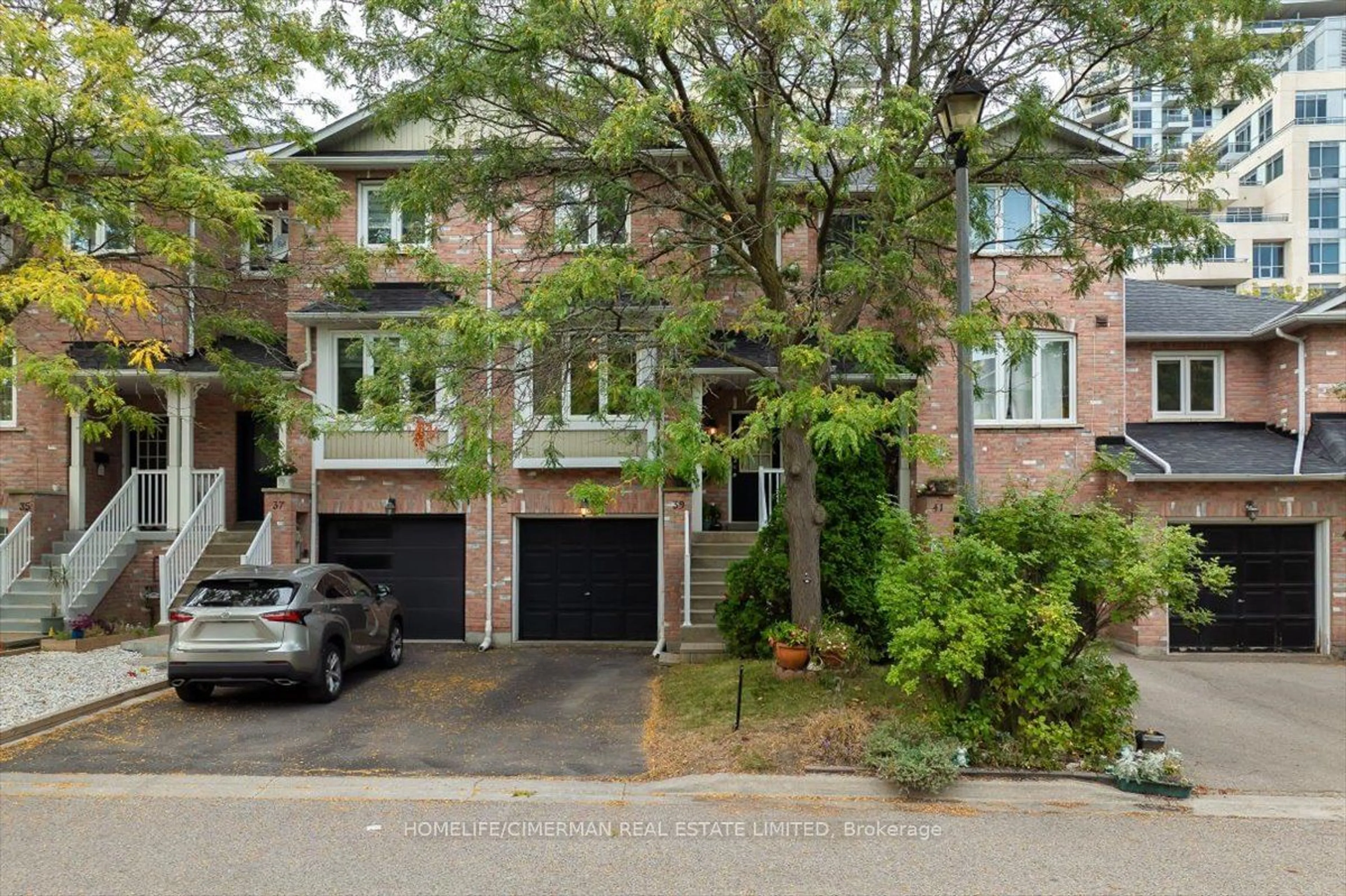 A pic from exterior of the house or condo, the street view for 39 Vanity Cres, Richmond Hill Ontario L4B 4E5