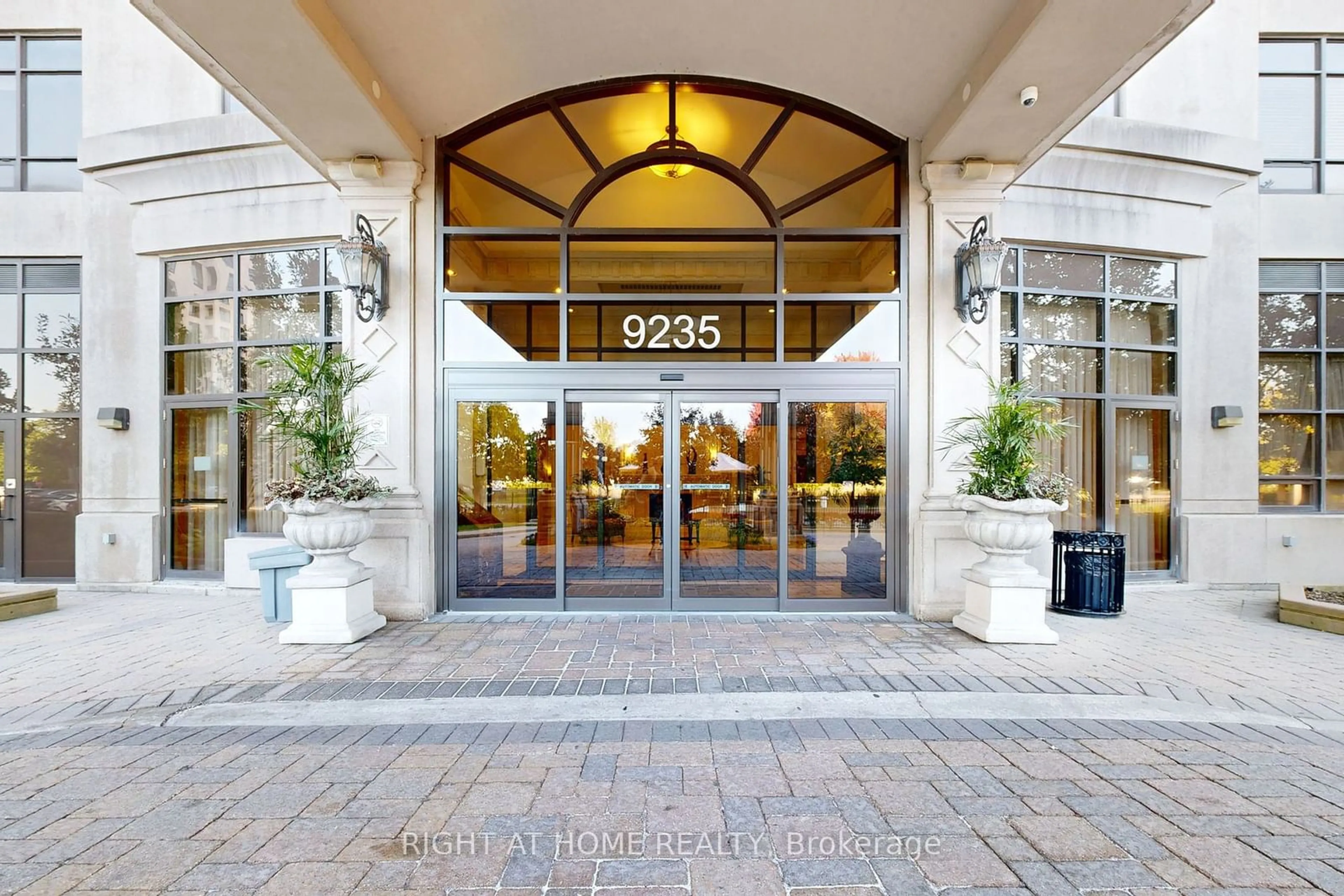 Indoor lobby for 9235 Jane St #1009, Vaughan Ontario L6A 0J8