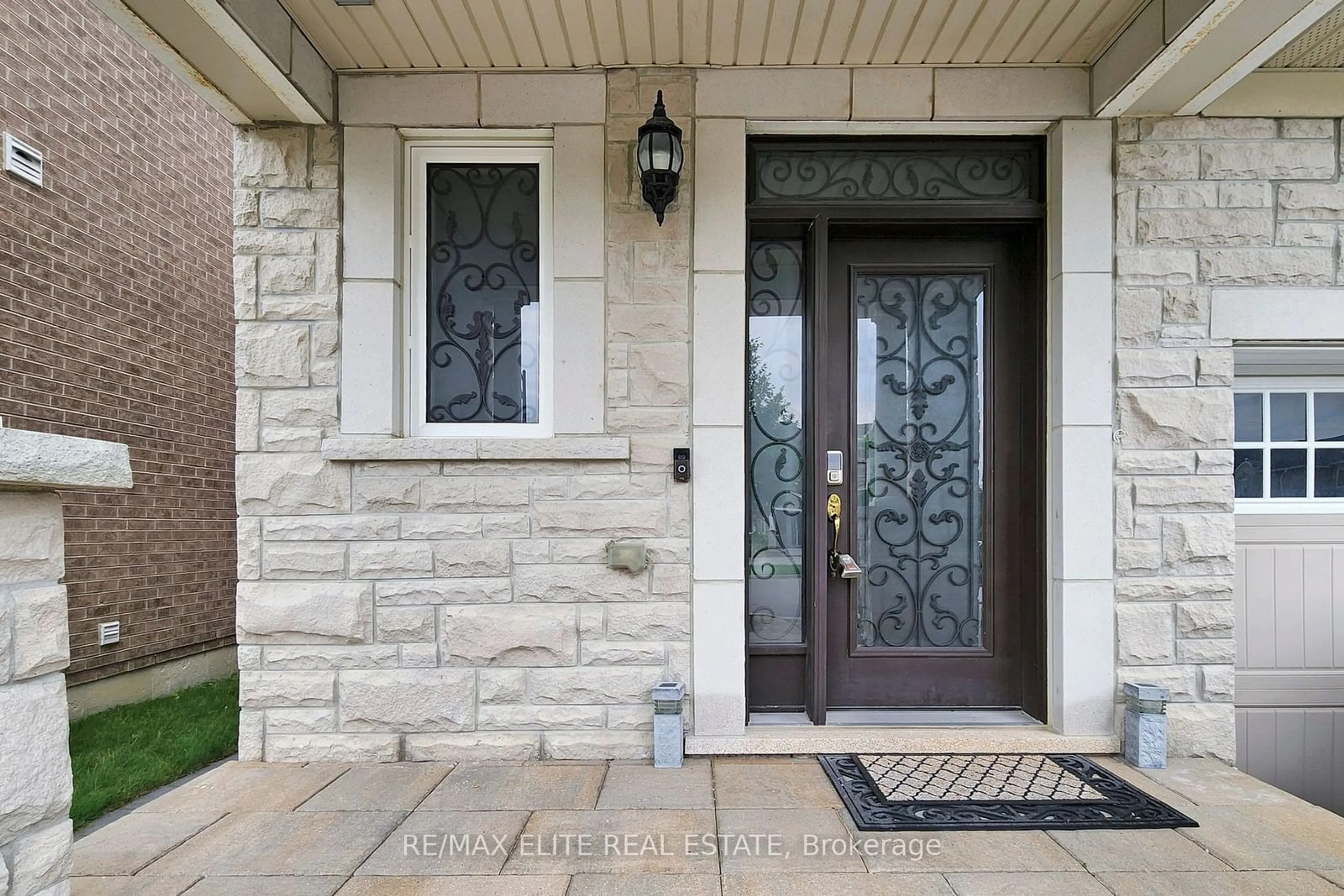 Indoor entryway, wood floors for 333 Thomas Phillips Dr, Aurora Ontario L4G 0T3