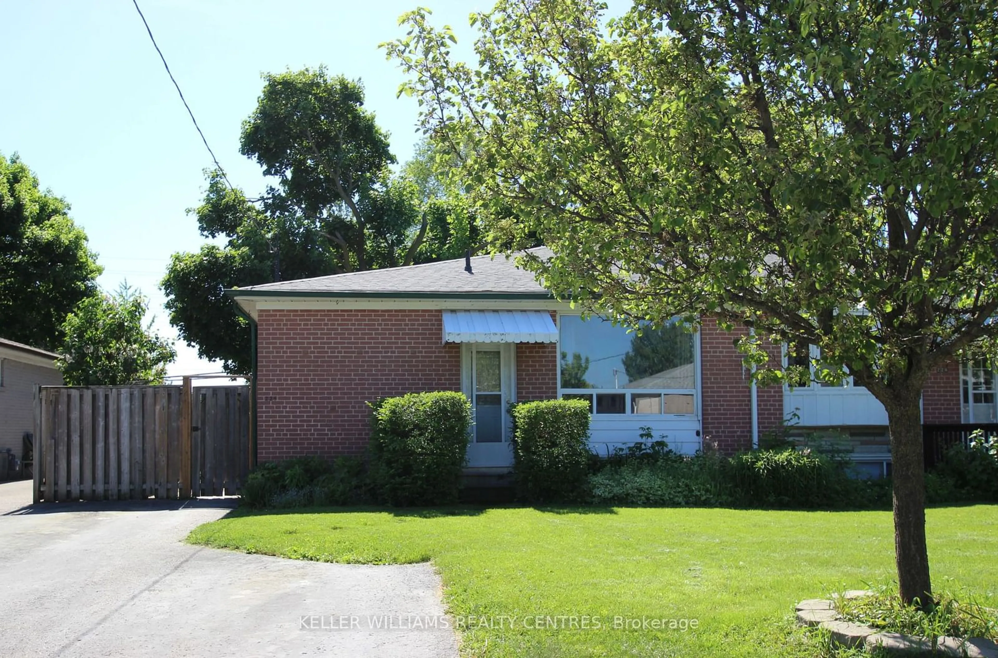 Frontside or backside of a home, the street view for 224 Axminster Dr, Richmond Hill Ontario L4C 2W1