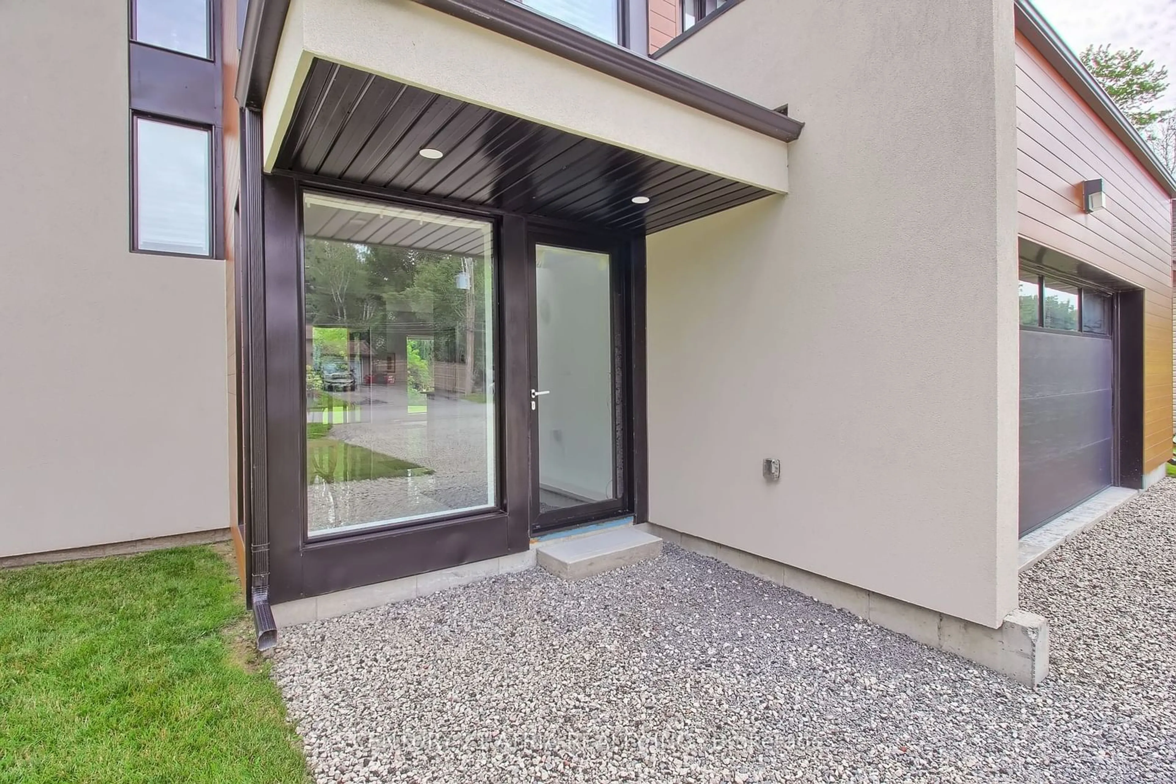 Indoor foyer, cement floor for 149 Virginia Blvd, Georgina Ontario L0E 1R0