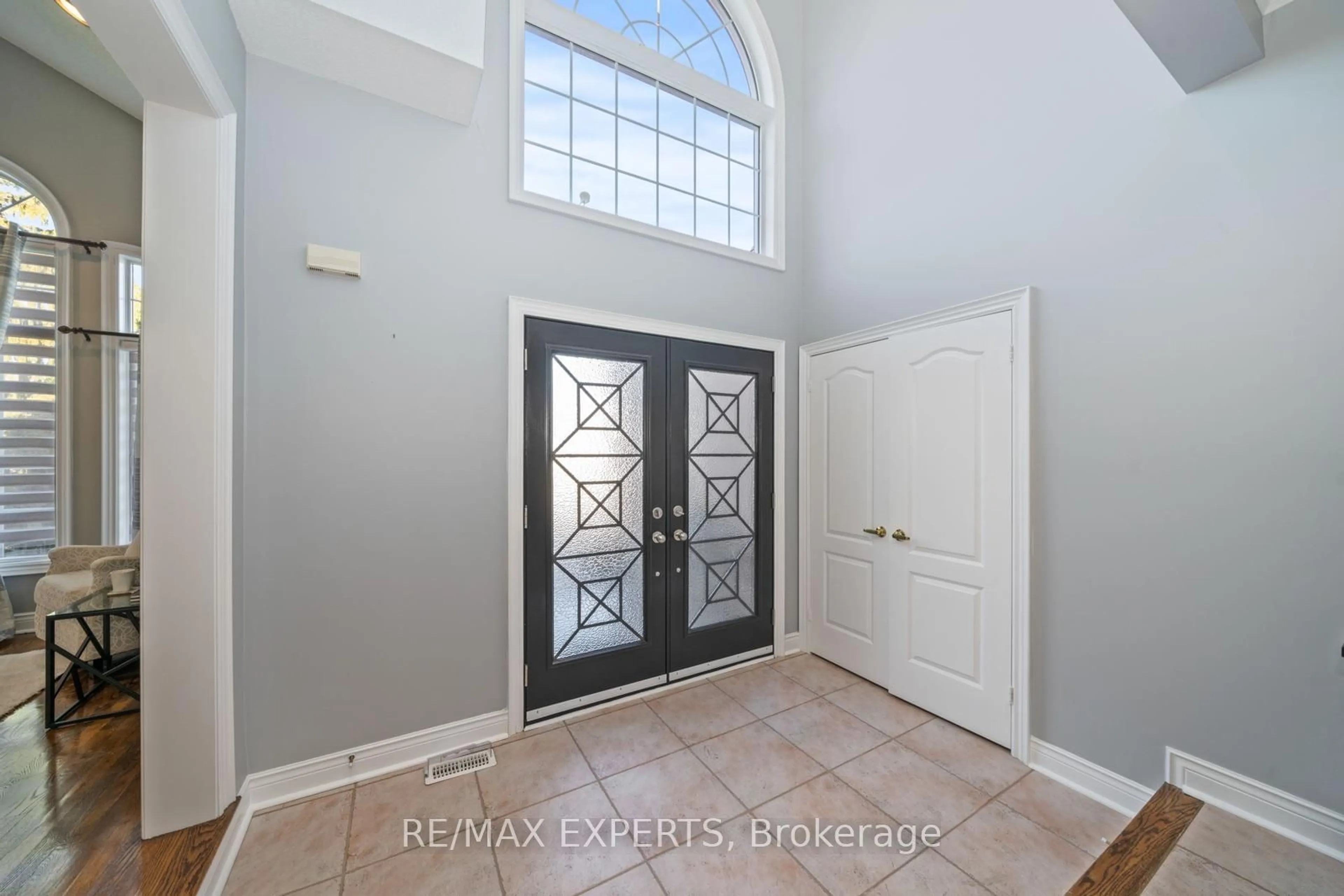 Indoor entryway, wood floors for 462 Vaughan Mills Rd, Vaughan Ontario L4H 1G7