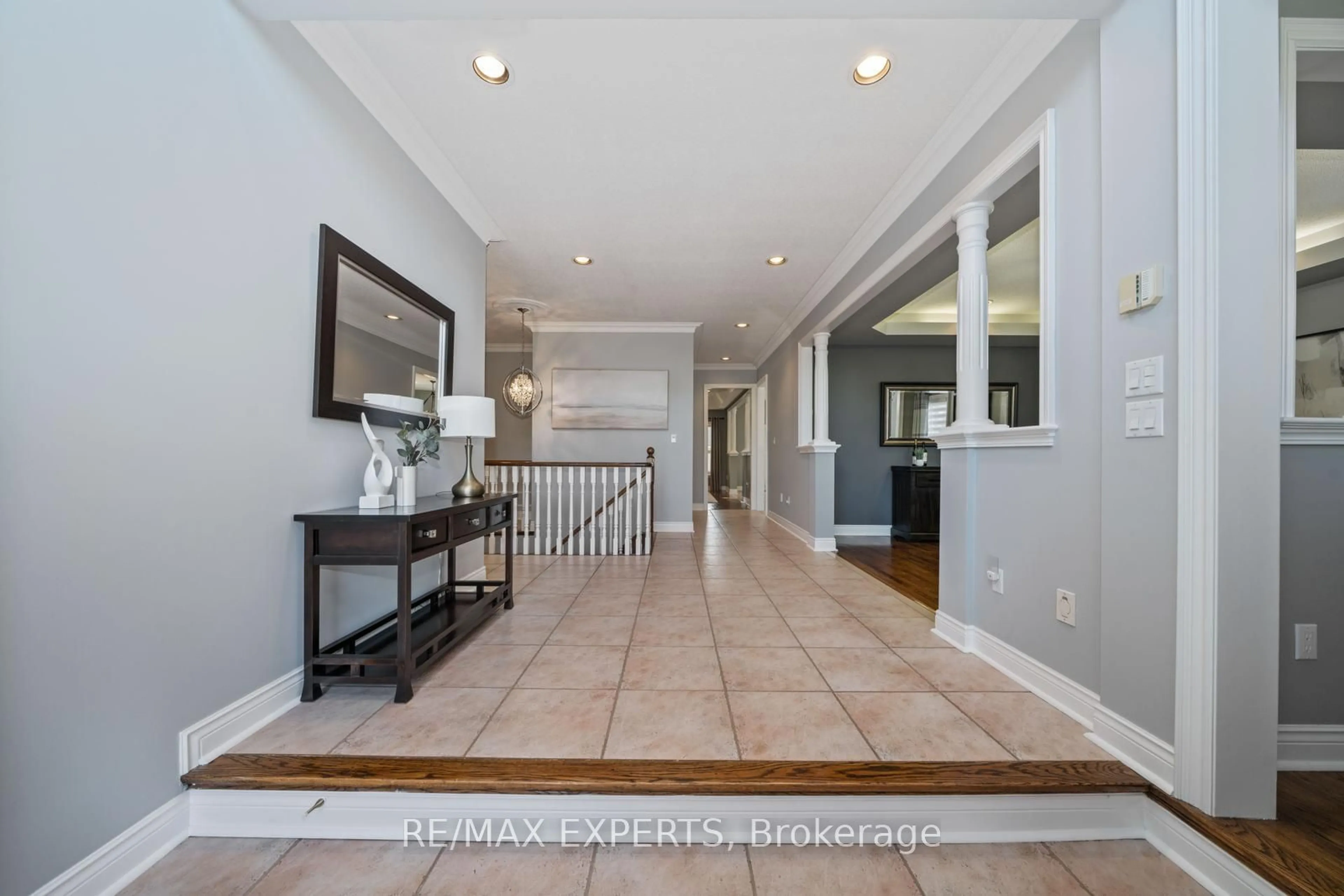 Indoor entryway, wood floors for 462 Vaughan Mills Rd, Vaughan Ontario L4H 1G7