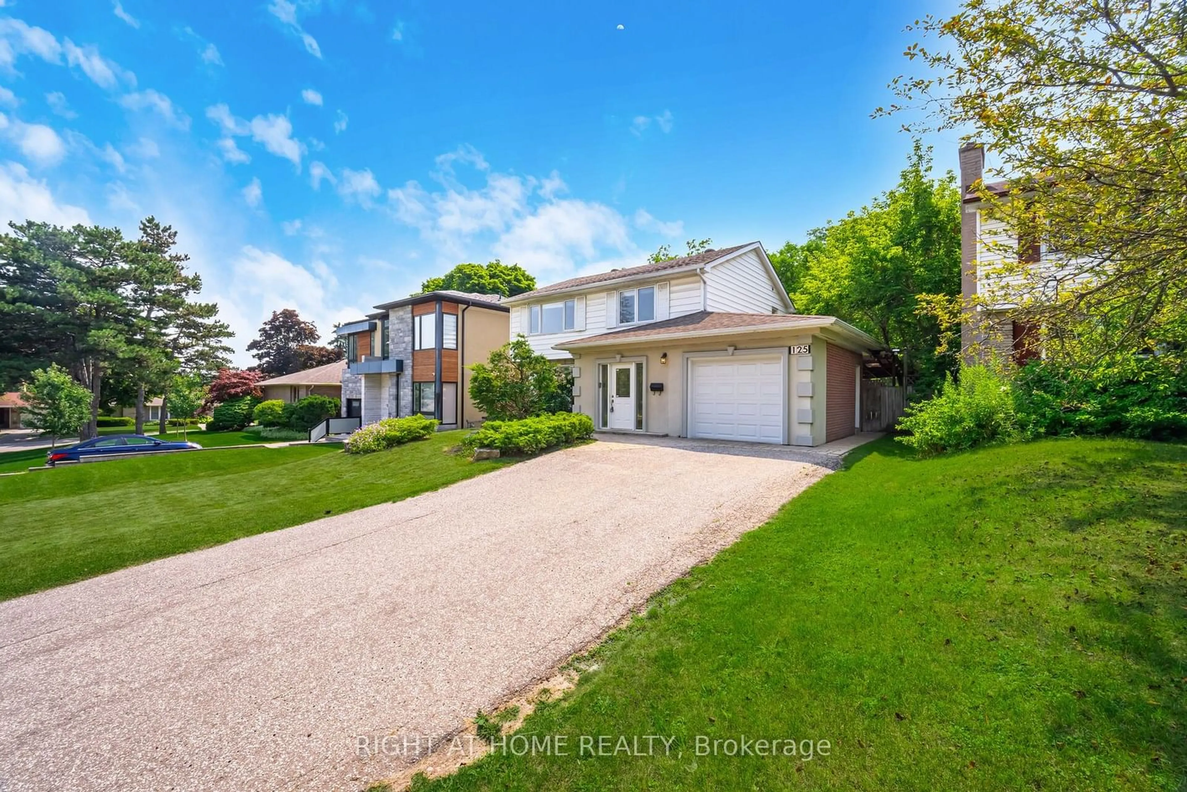 Frontside or backside of a home, the street view for 125 Woodward Ave, Markham Ontario L3T 1G1