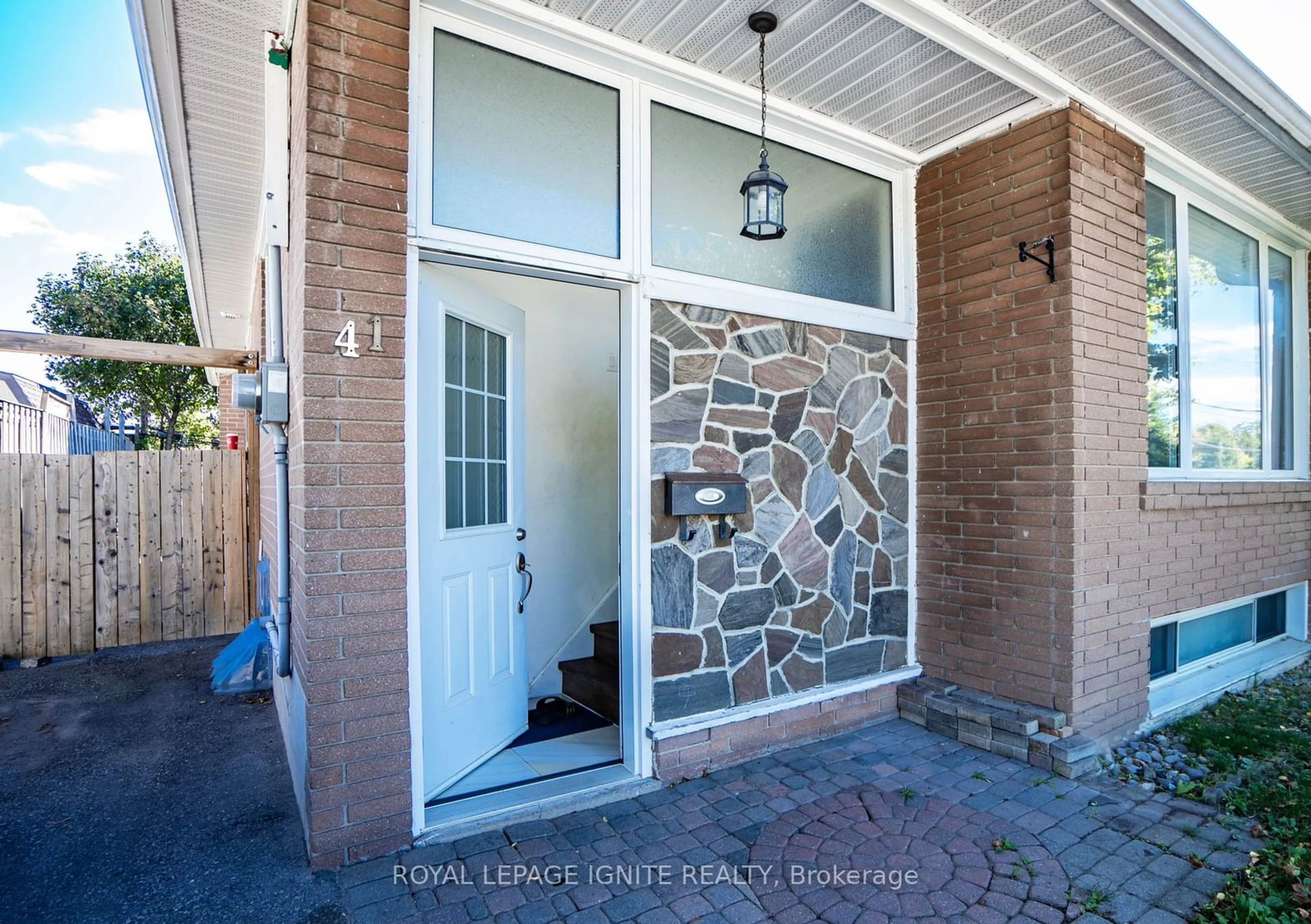 Indoor entryway, ceramic floors for 41 Longford Dr, Newmarket Ontario L3Y 2Y6