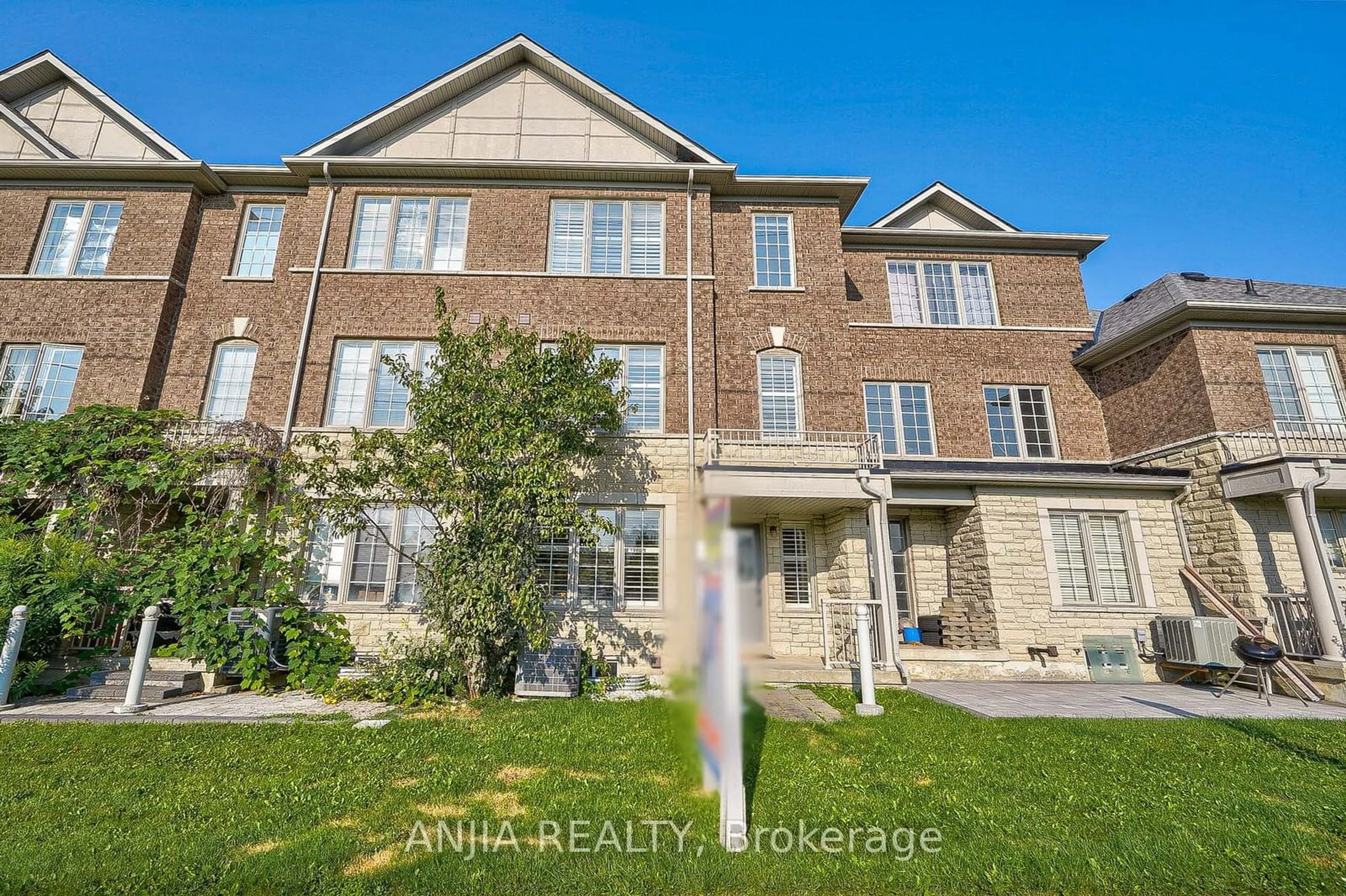 A pic from exterior of the house or condo, the street view for 60 Thoroughbred Way, Markham Ontario L6C 0B6