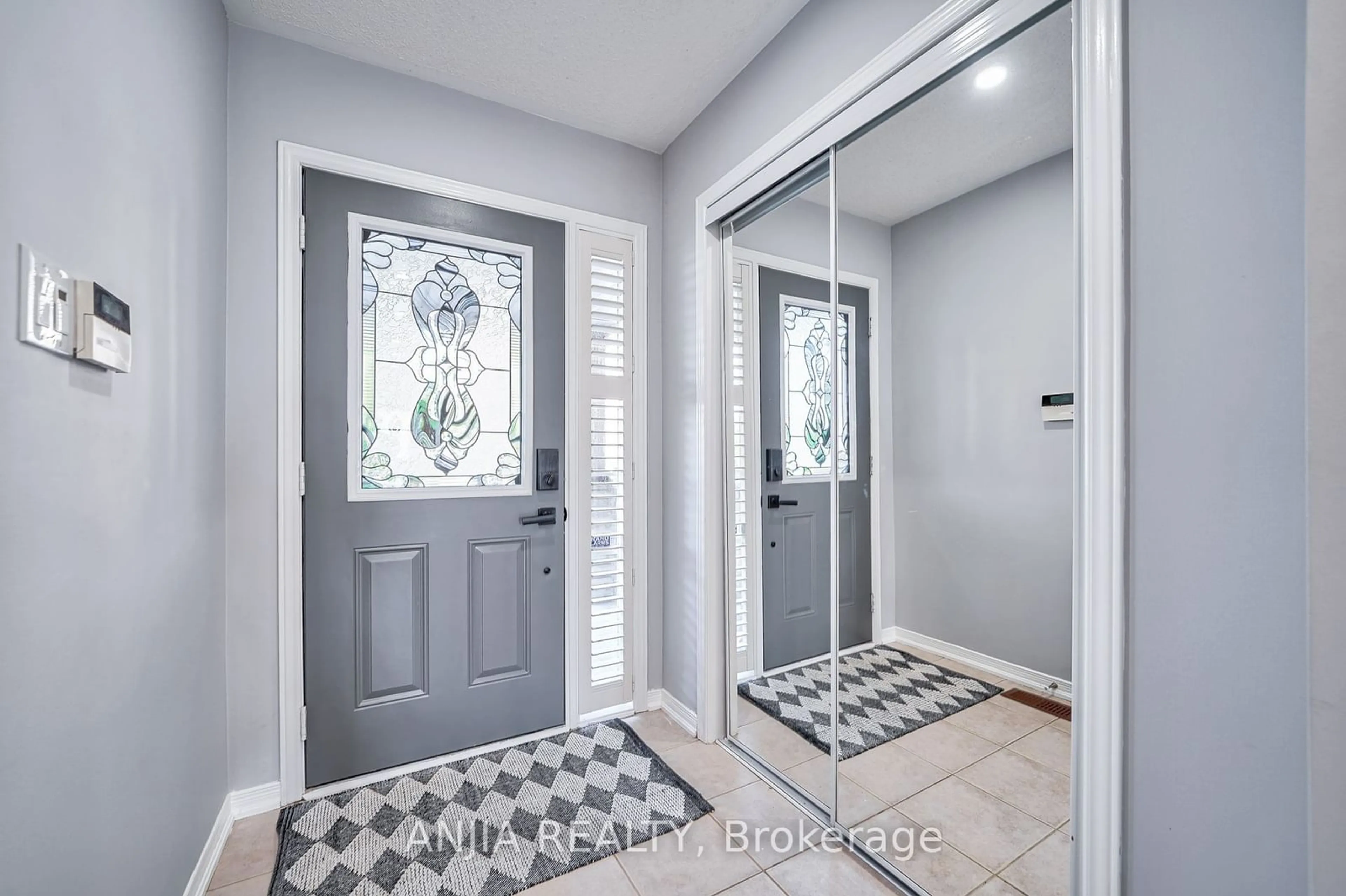 Indoor entryway, wood floors for 60 Thoroughbred Way, Markham Ontario L6C 0B6